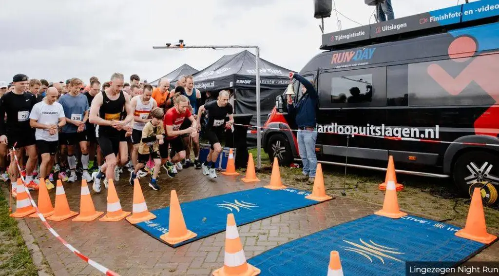 Park Lingezegen donderdag decor van hardloopwedstrijd in het donker