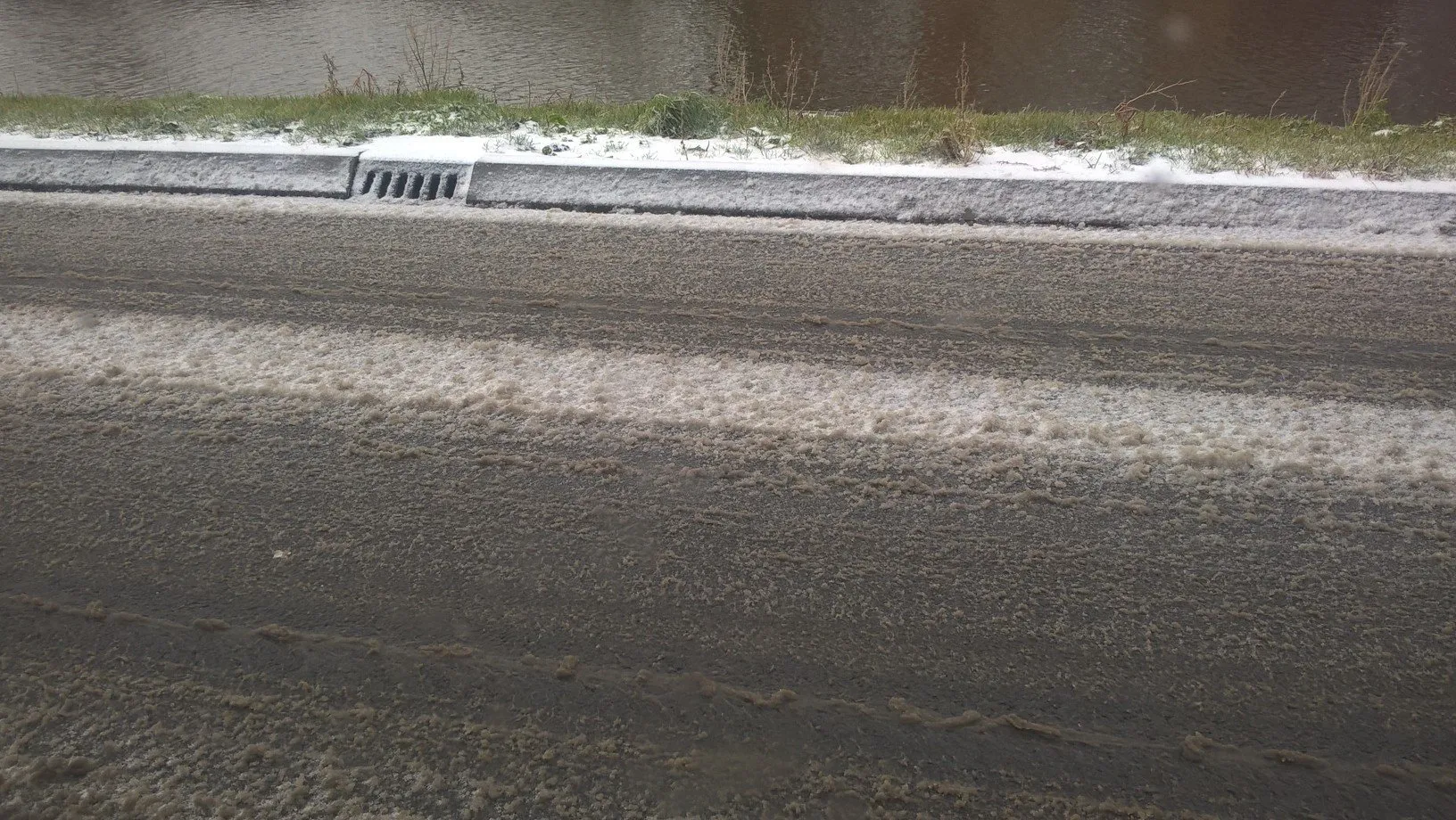 sneeuw-en-ijsresten-weg