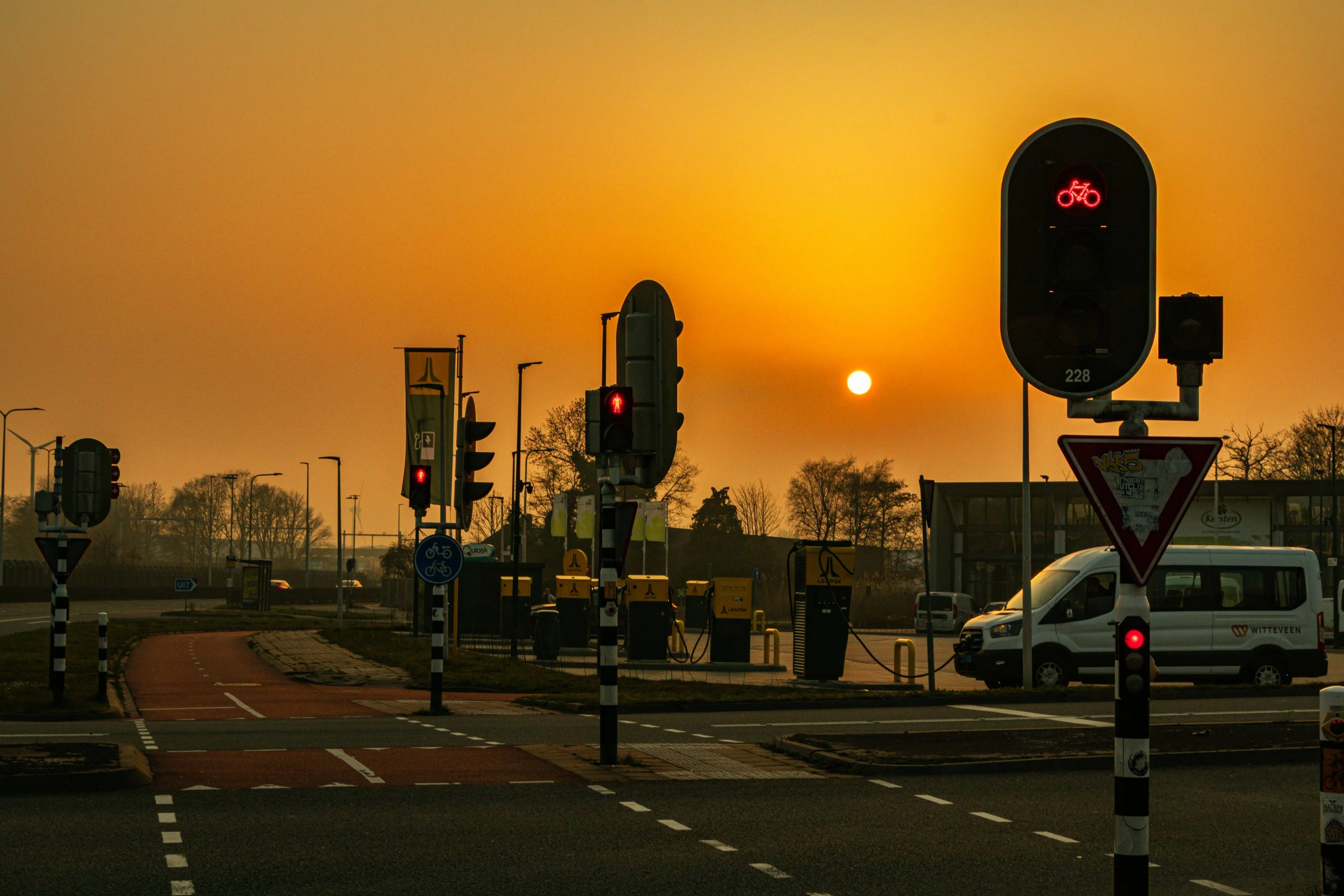 fietsen in het donker pexels-vladislovas-sketerskis-2157863731-36498466