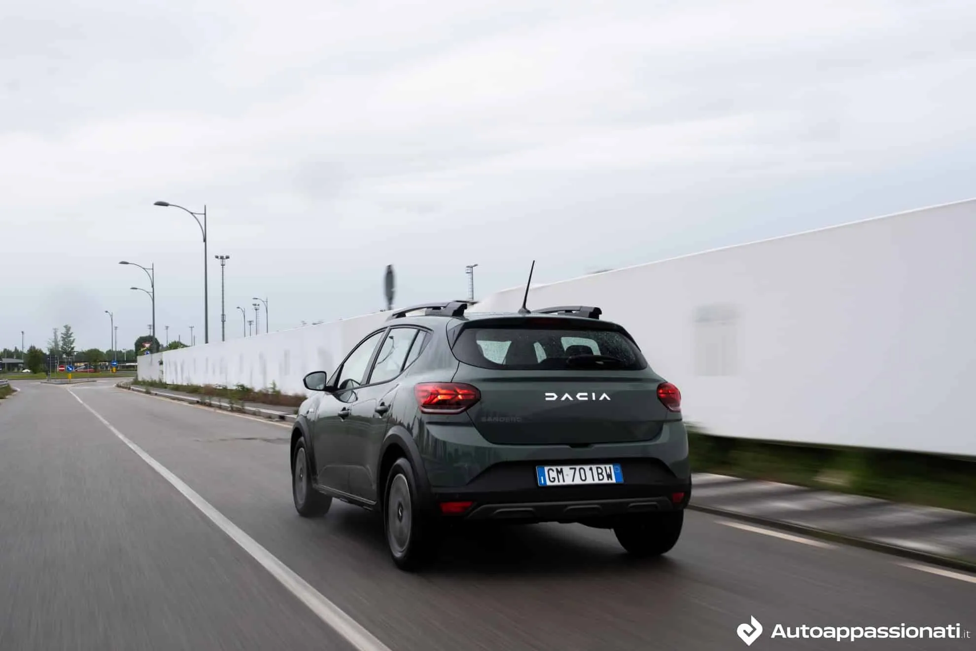 dacia sandero nella versione gpl di colore verde dinamica posteriore