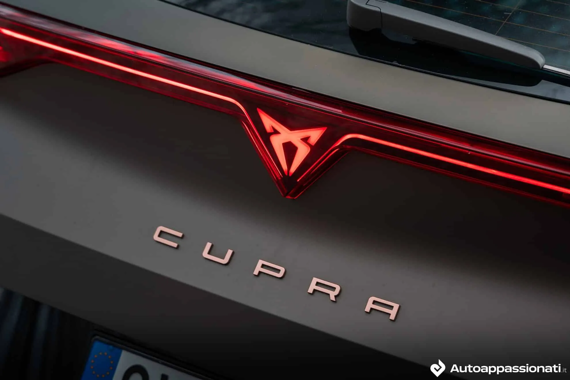 cupra formentor vz plug in logo posteriore illuminato e scritta cupra in colore bronzo