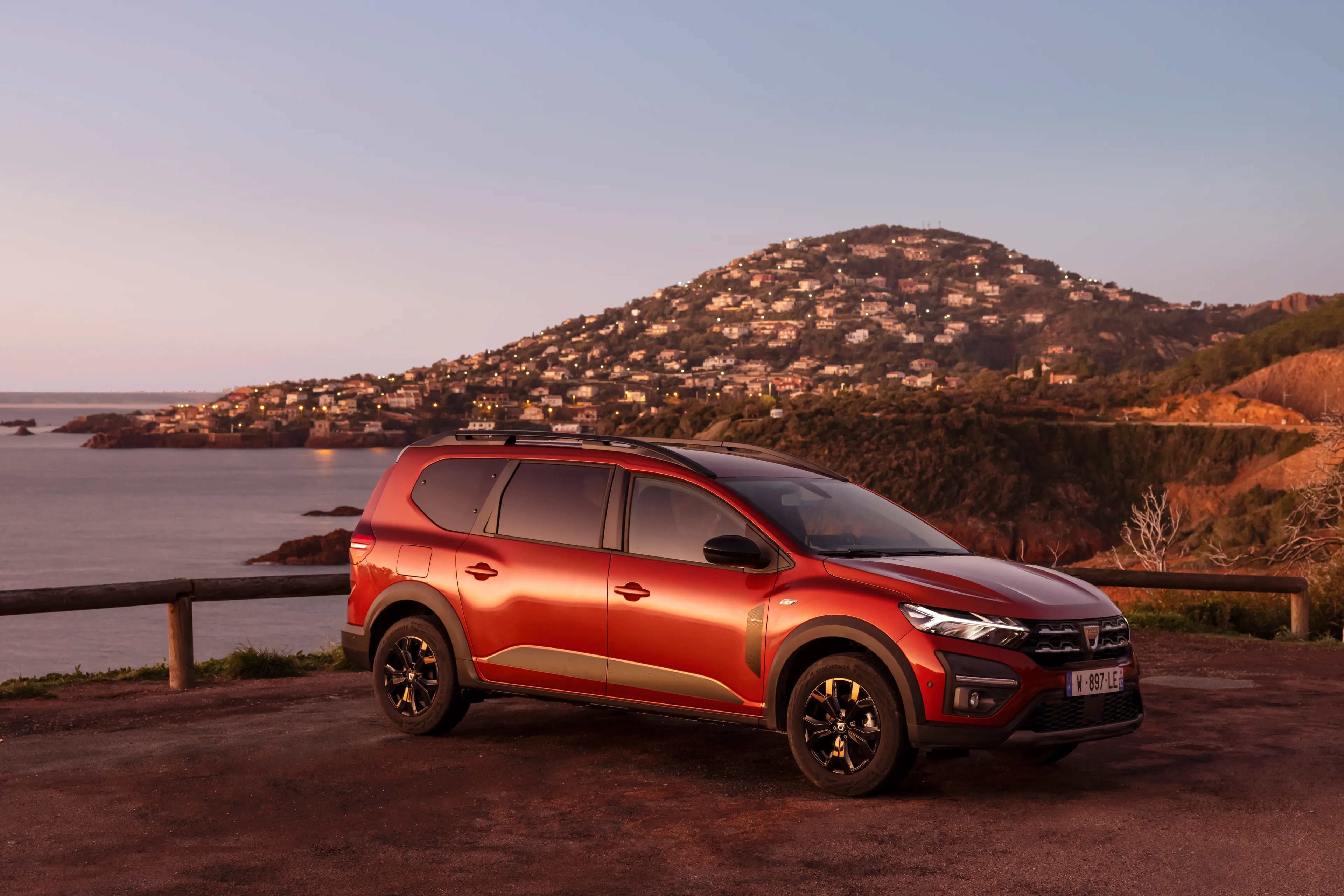 2022 new dacia jogger extreme terracotta brown 2
