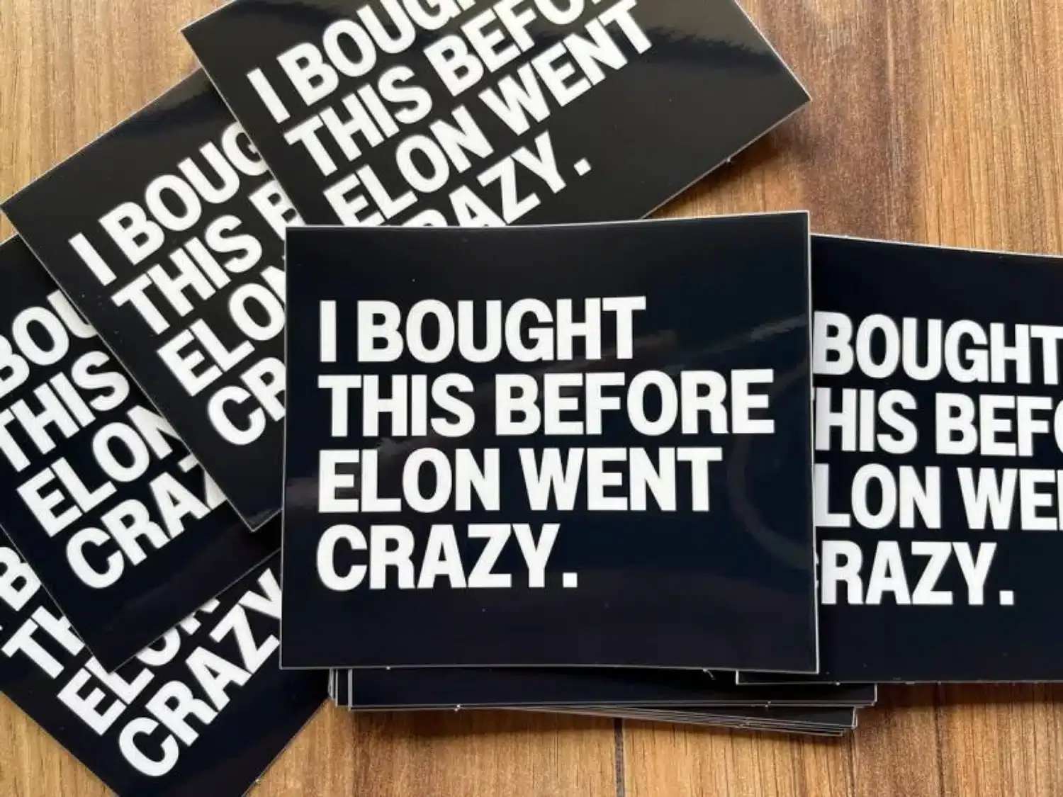 adesivi contro elon musk