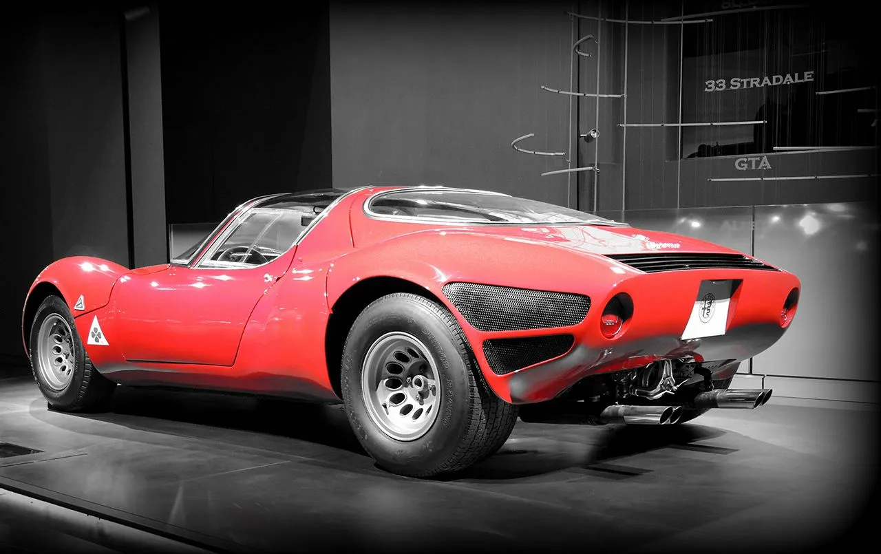alfa romeo 33 stradale rossa nella ripresa del posteriore lato sinistro