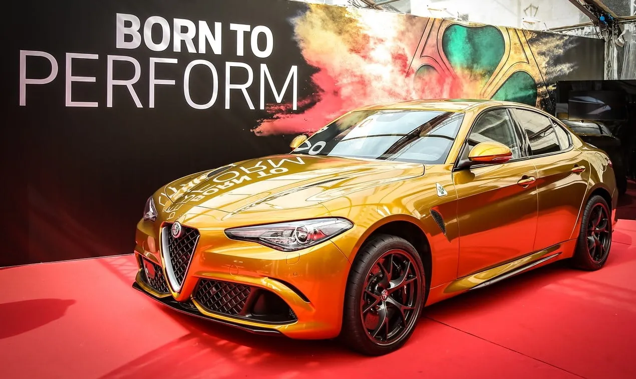 alfa romeo giulia livrea ocra laterale 1