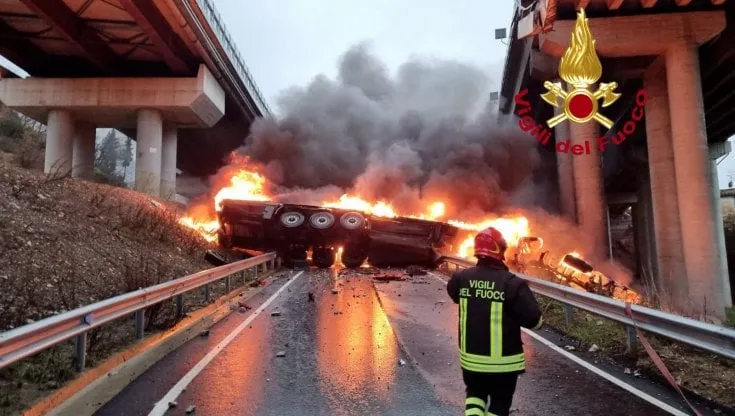 camion fiamme a1