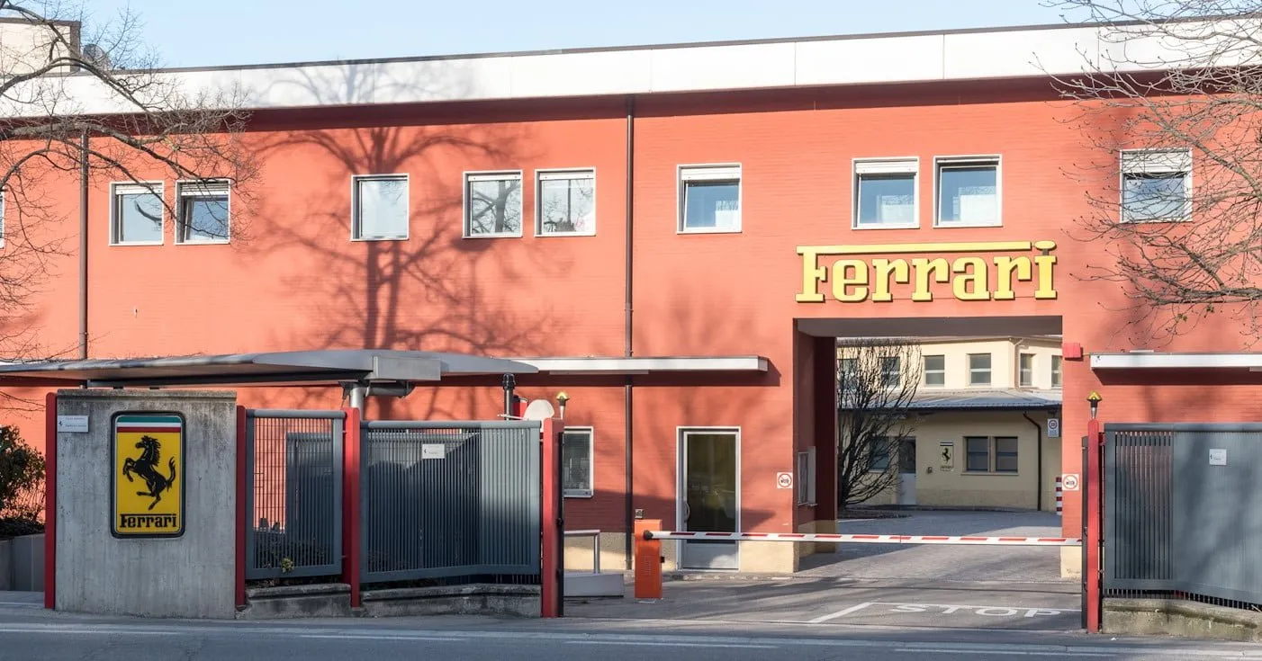 ferrari sede a maranello si vede scritta ferrari ingresso e cancello