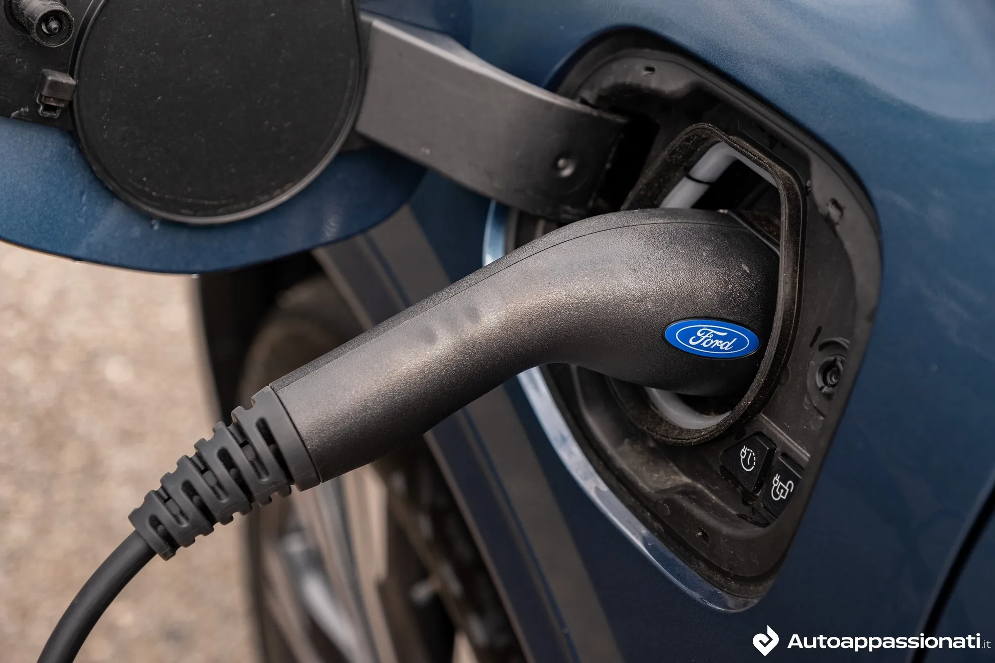 ford kuga ibrida plug in cavo ricarica 1