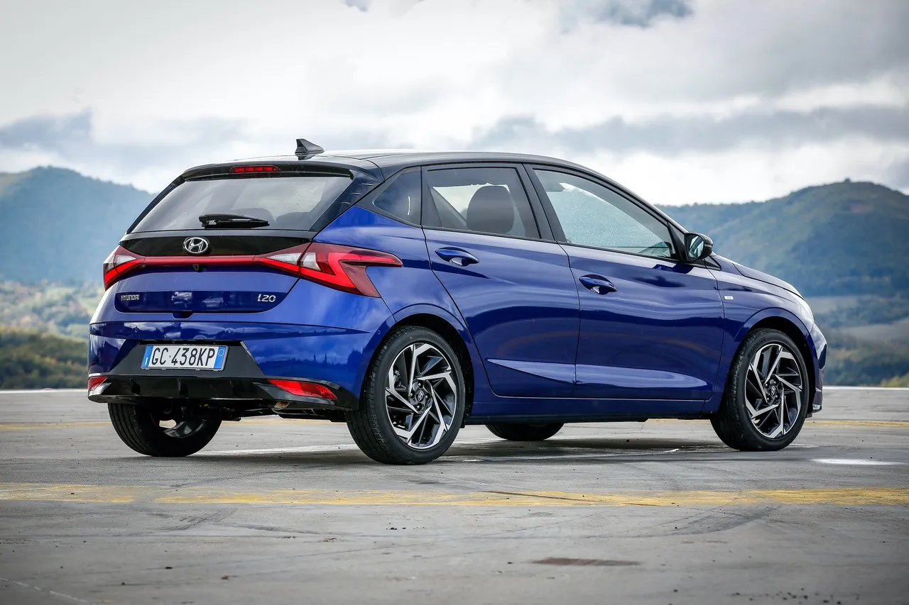 hyundai i20 2021 vista posteriore