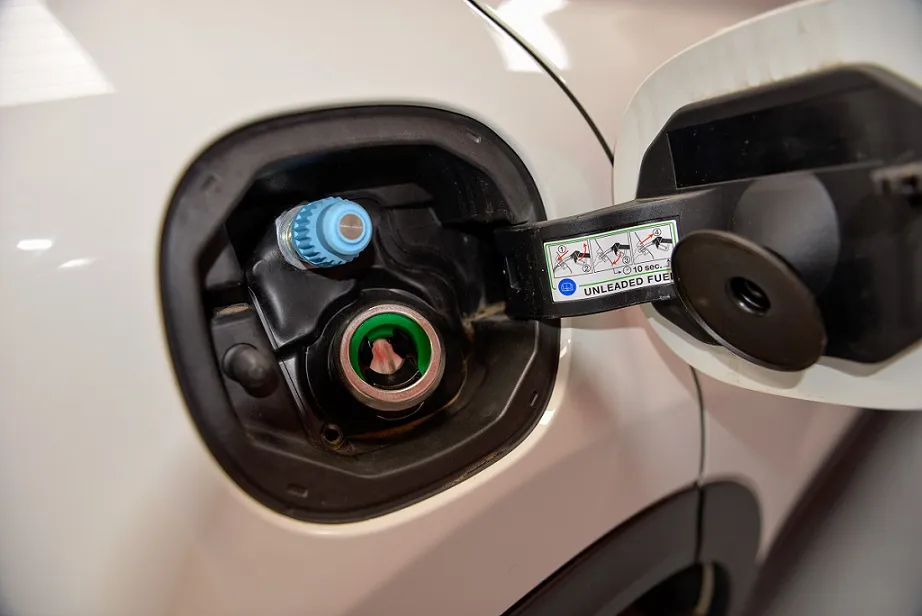 la presa di carica del metano e posizionata vicino a quella della benzina