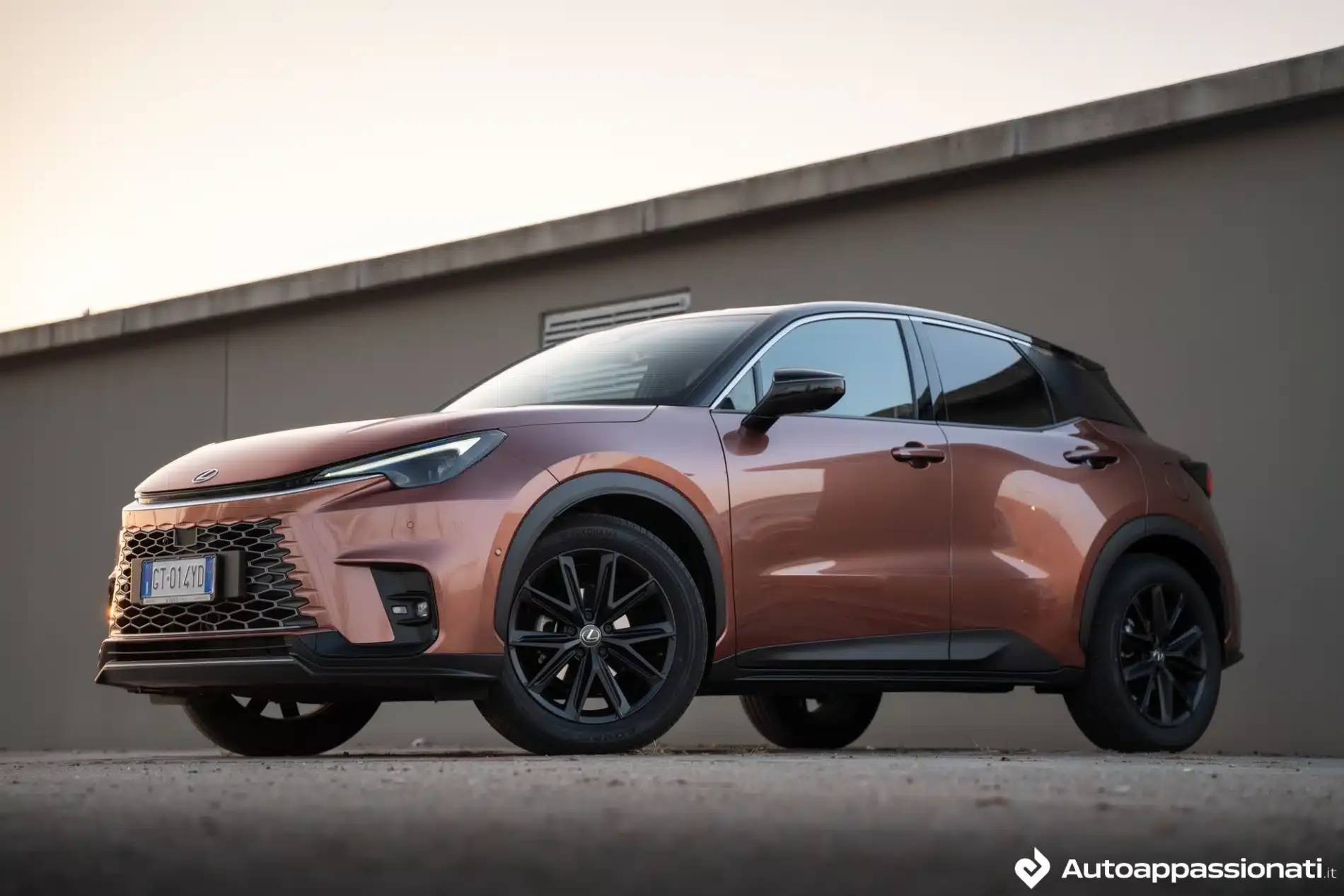 lexus lbx hybrid tre quarti anteriore