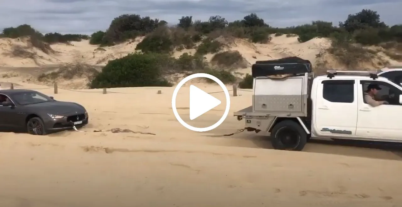 maserati ghibli nella sabbia