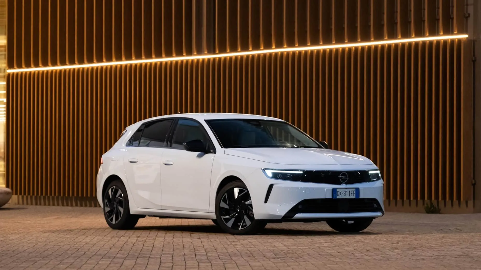 opel astra hybrid 16