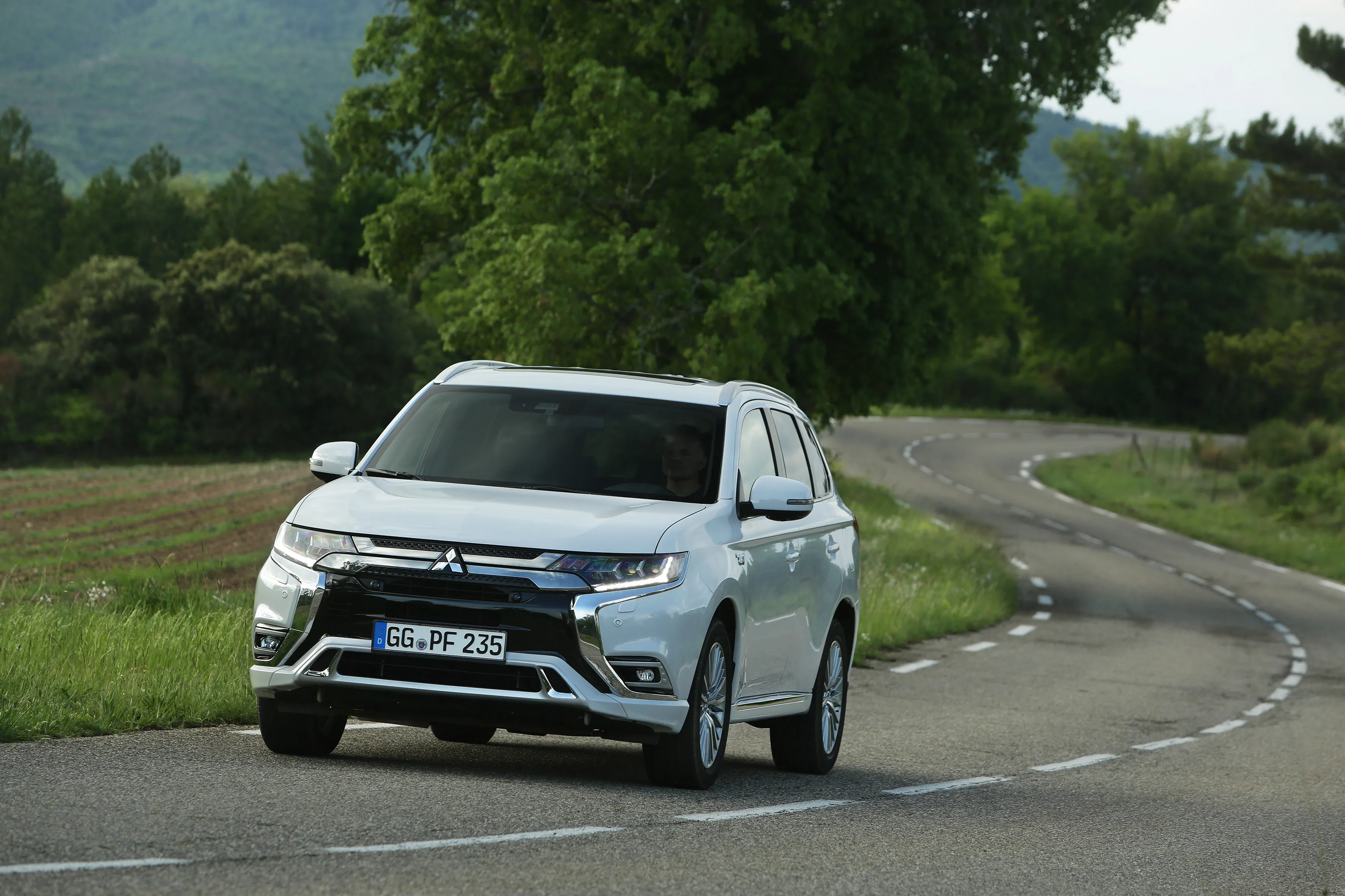 outlander phev mitsubishi3