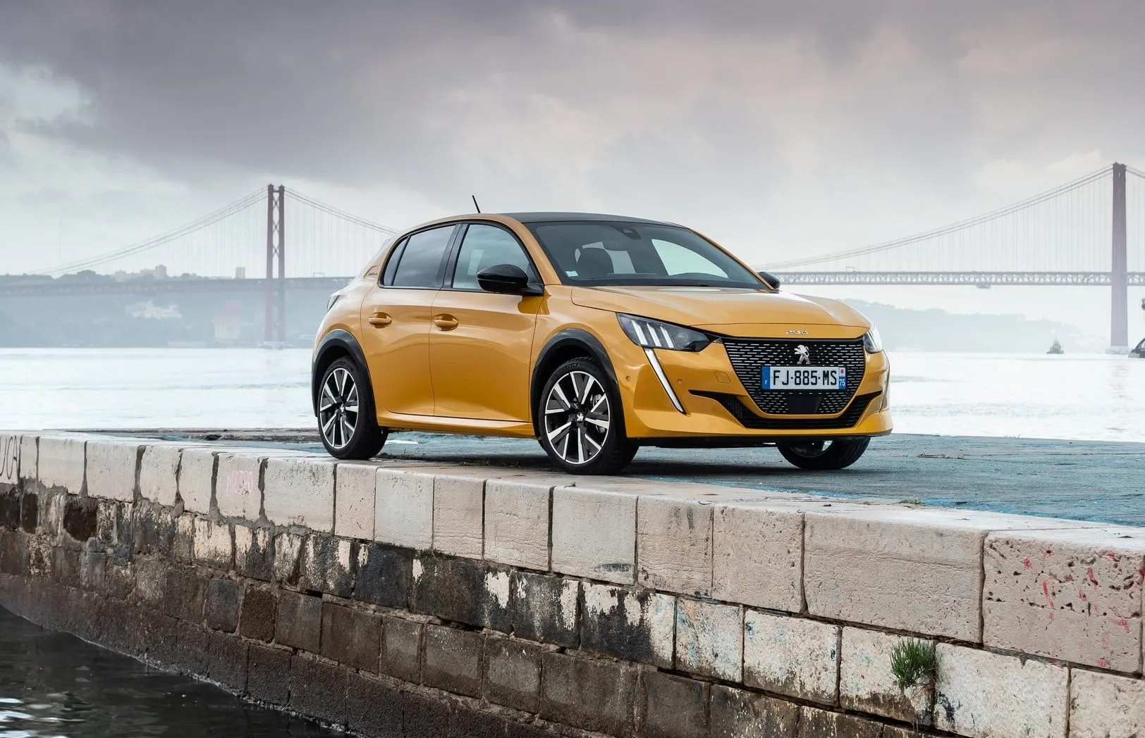 peugeot 208 giallo gt line