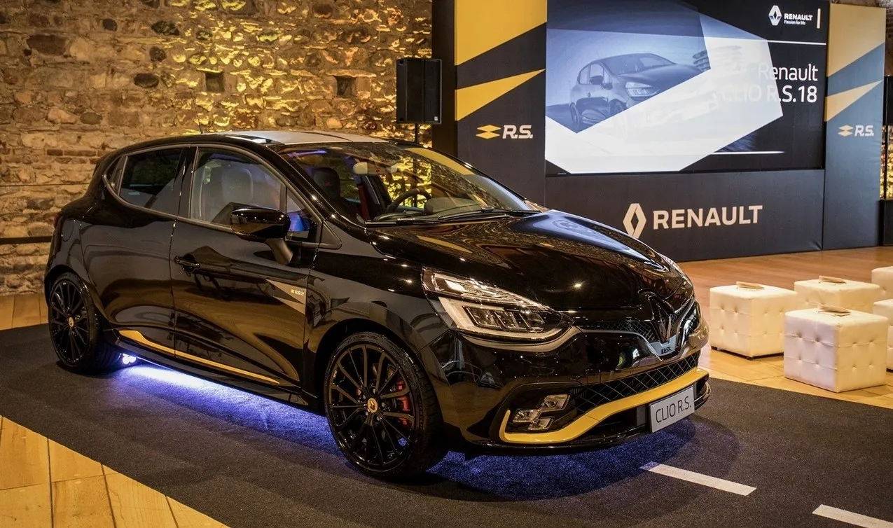 renault clio rs18 copertina