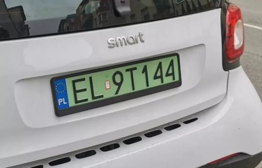 targa verde della polonia su una smart bianca