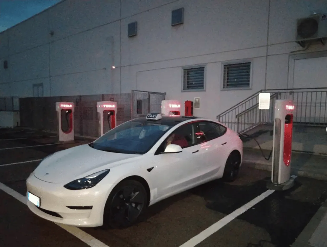 tesla model 3 taxi antotaxi