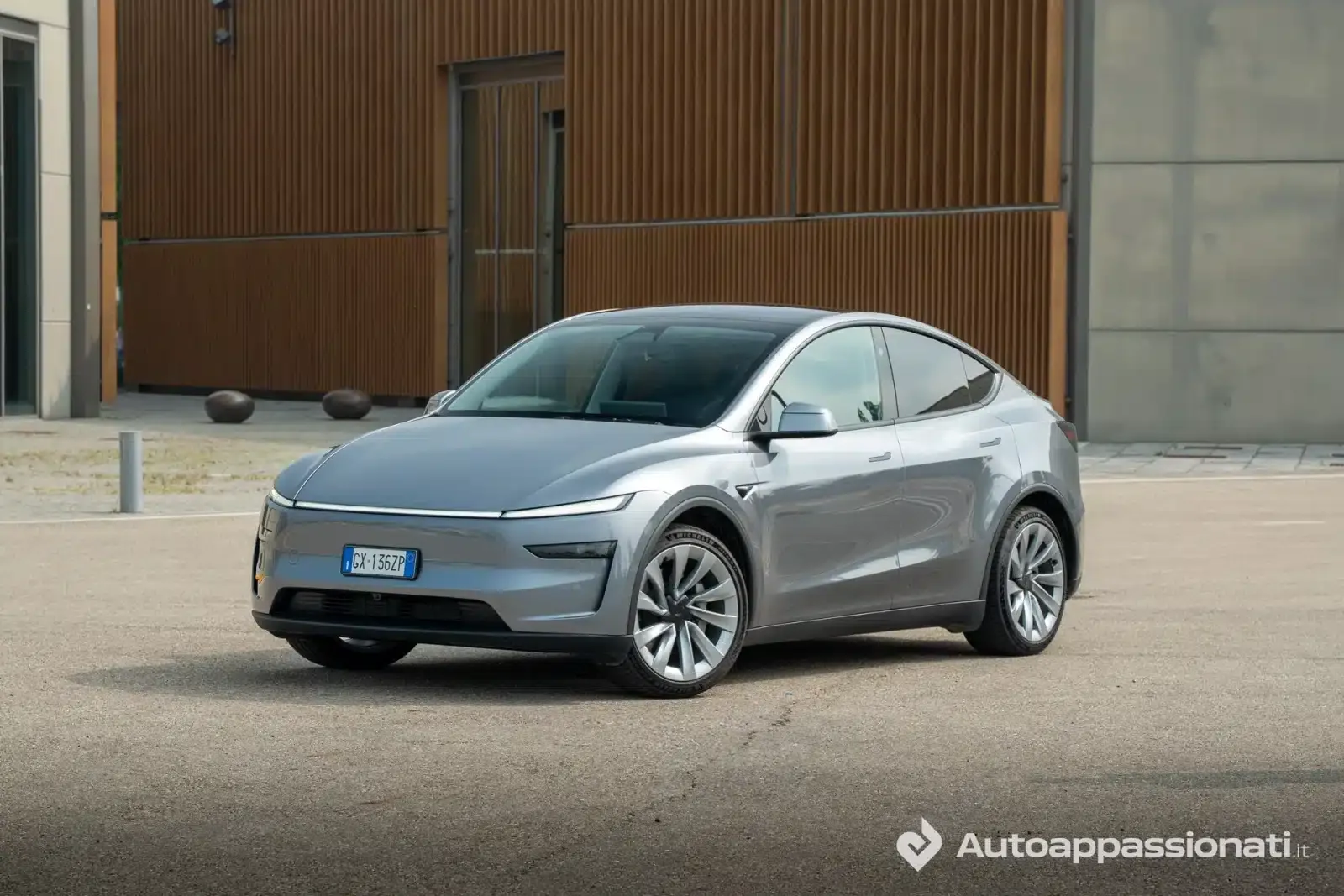 tesla model y 2025 08