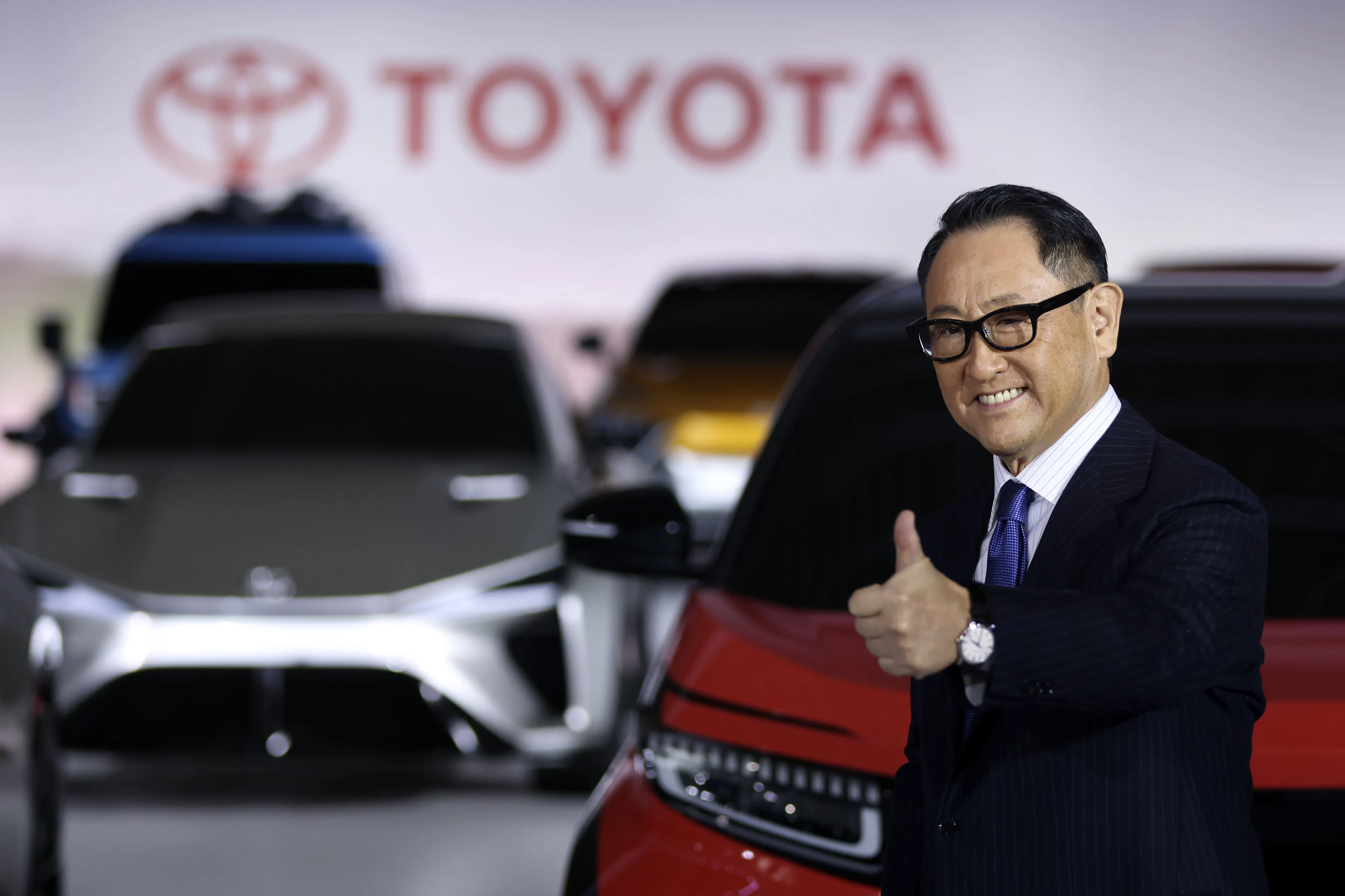 akio toyoda davanti alla scritta toyota2024