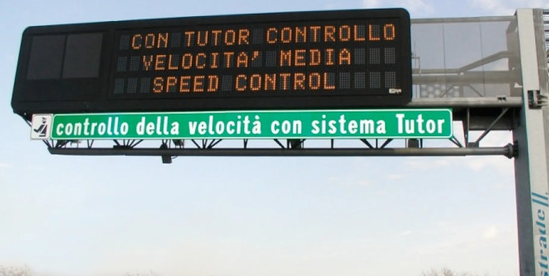 sistema tutor sull'autostrada italiana, si vede un cartello luminoso e una scritta che avvisano della presenza del tutor