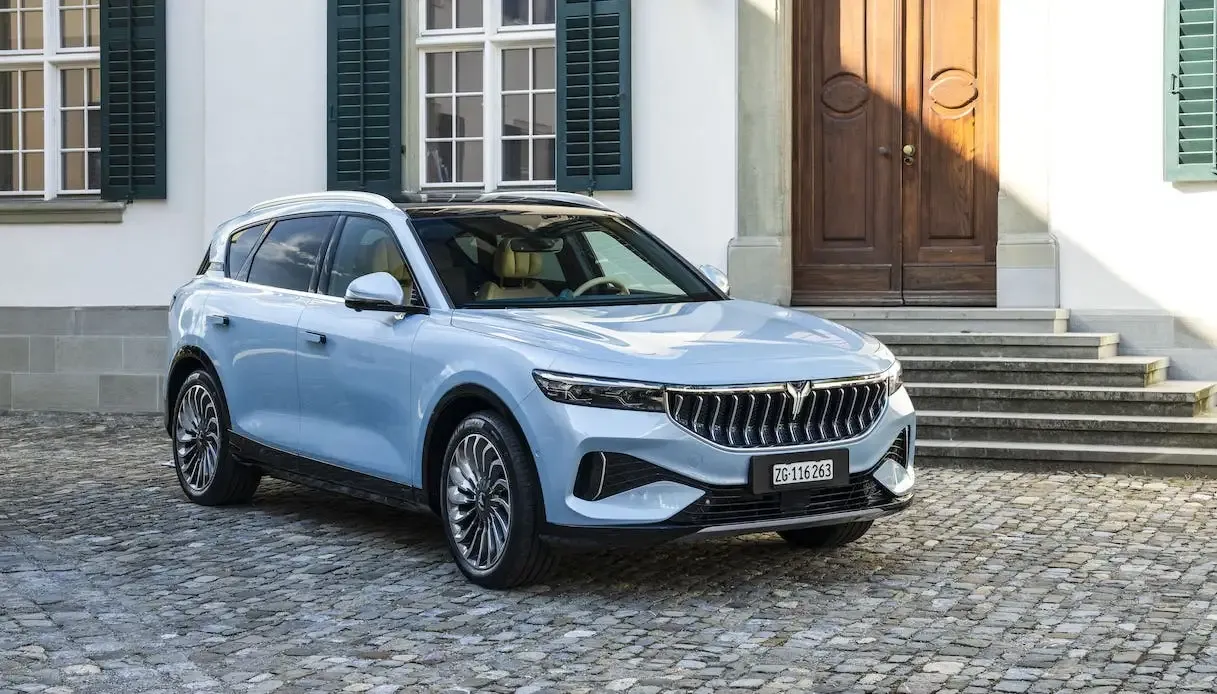 voyah free dongfeng suv cinese in colore azzurro parcheggiato davanti a una abitazione