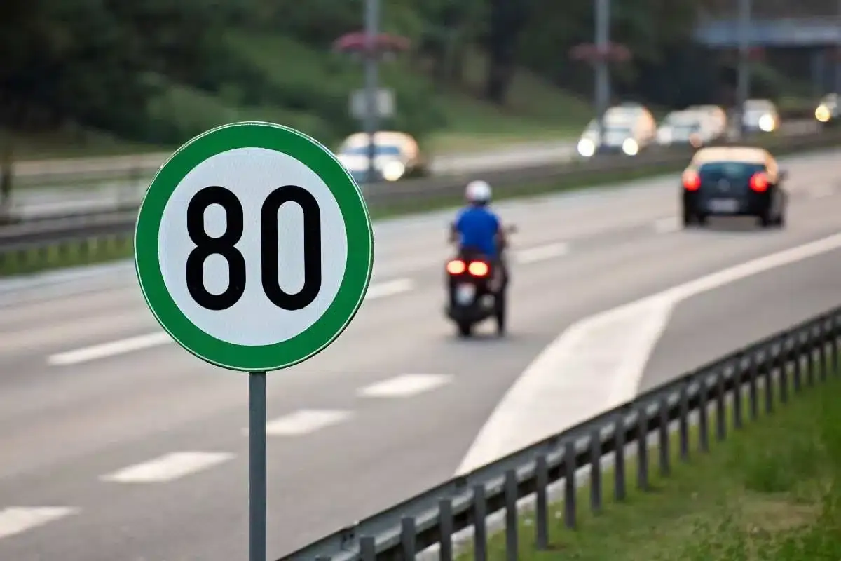 cartello stradale verde significato