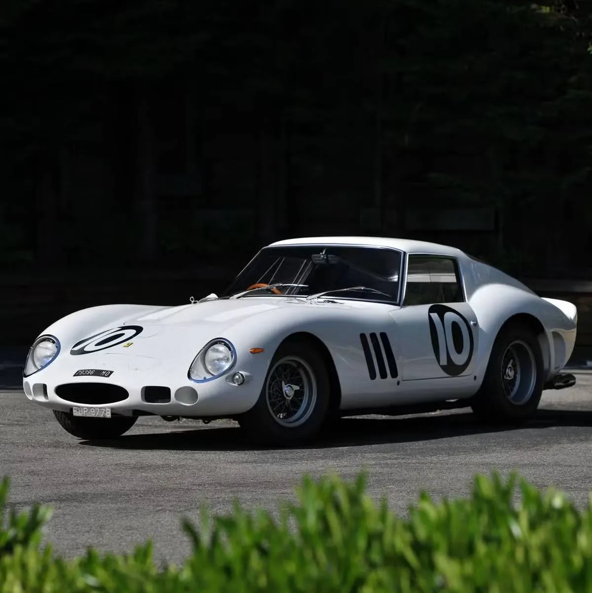 nella foto si vede la Ferrari 250 gto bianca mentre si trova in strada