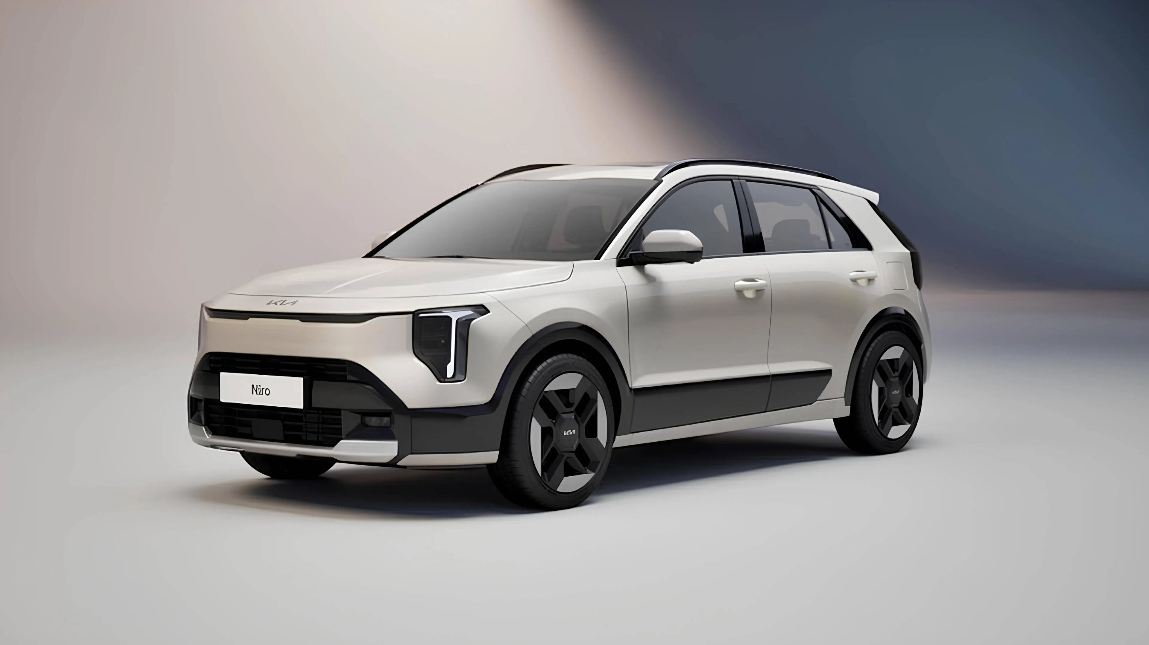 La nuova kia niro 2026 colore beige messa in posizione di tre quarti anteriore su sfondo neutro