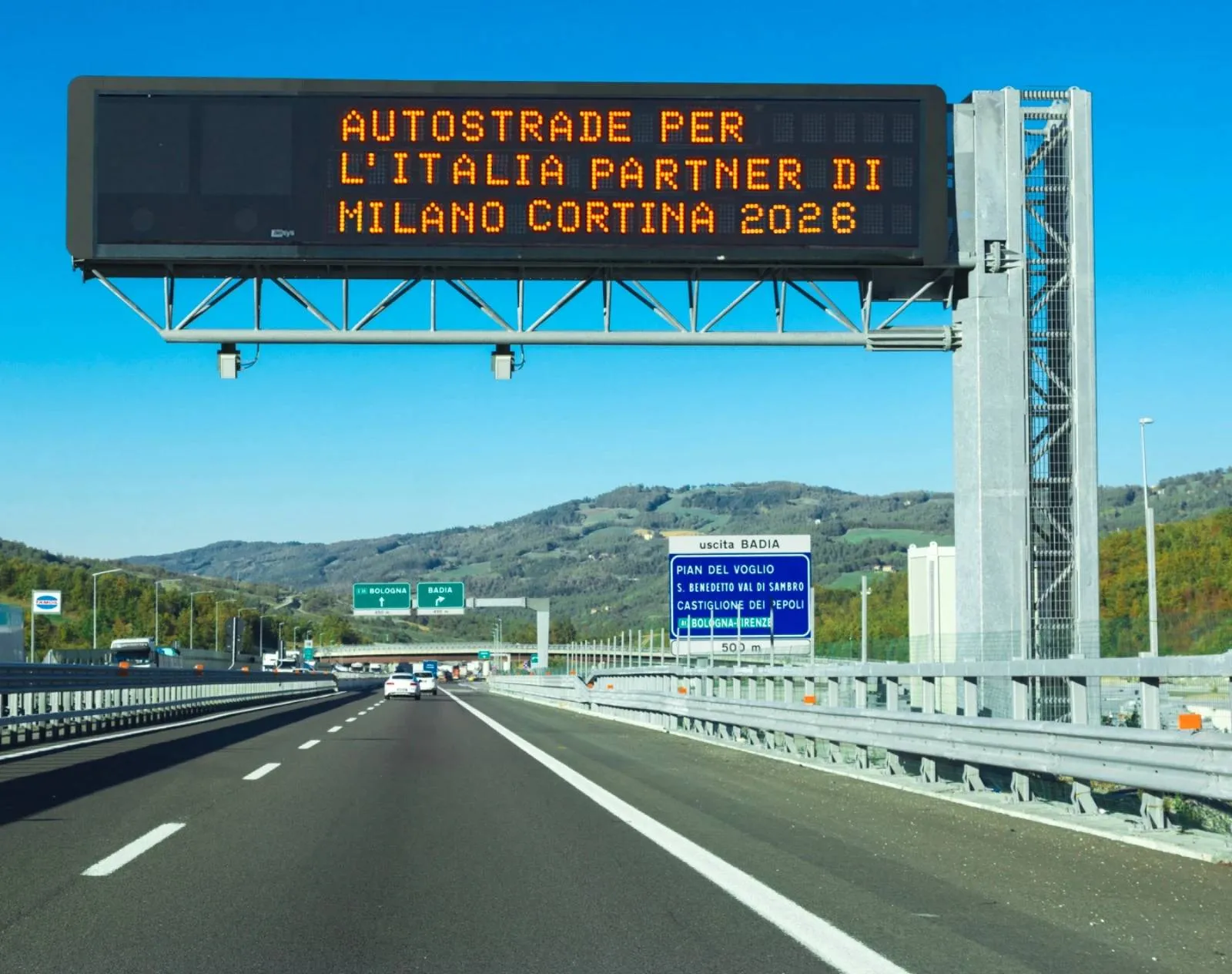 AUTOSTRADA con segnale luminosoto con scritta autostrade per l'italia partner di milano cortina 2026