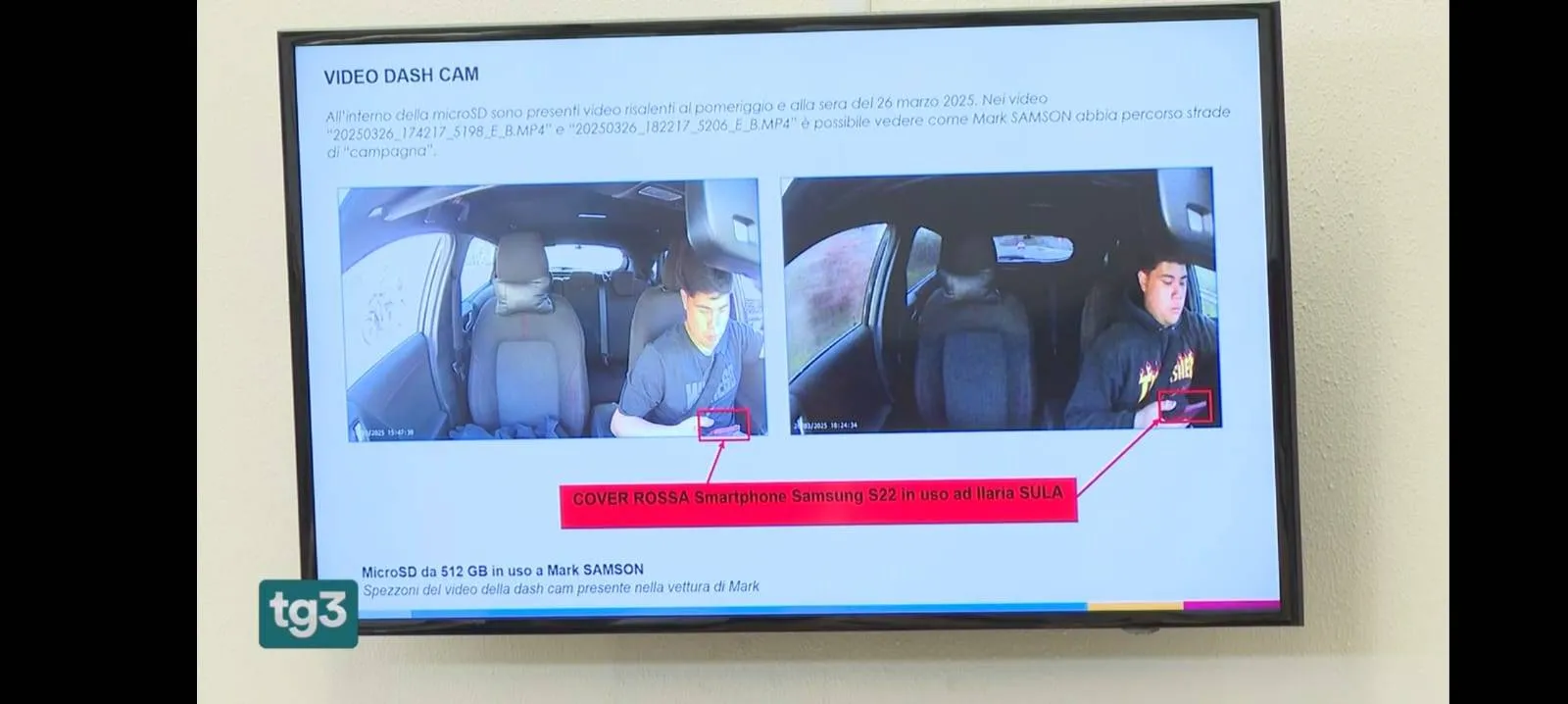 schermo della televisione che mostra mark samson che guida la vettura con il telefono in mano