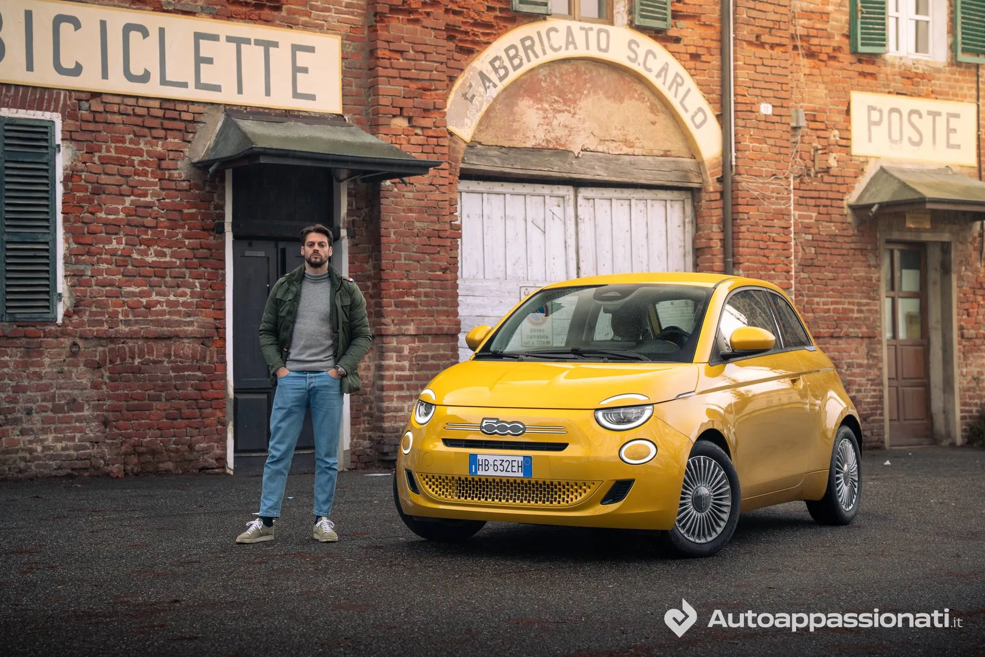 FIAT 500 Hybrid gialla con Guido Casetta affianco, che ha provato la vettura