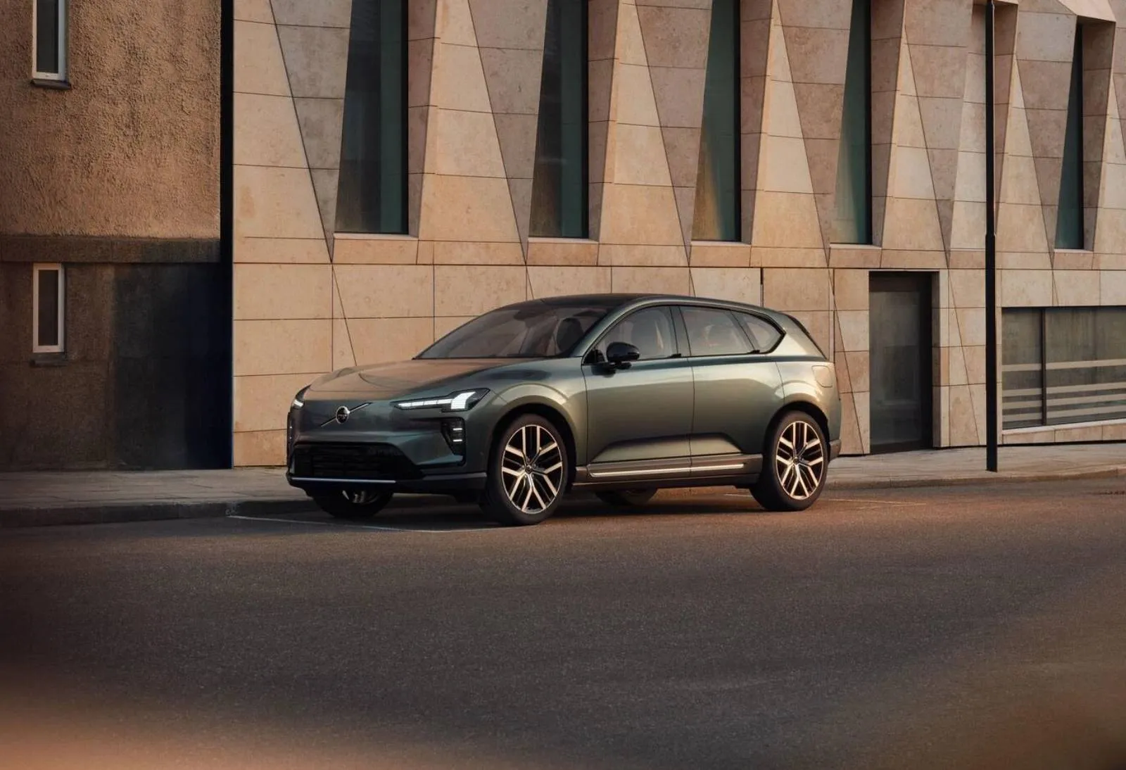 La nuova volvo ex60 Forest Lake ripresa di tre quarti anteriore