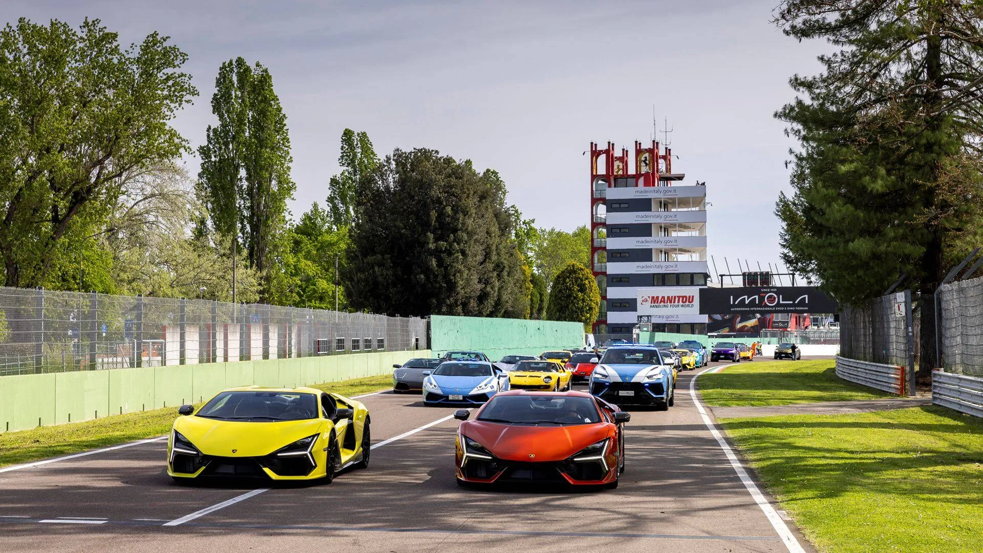 Sul rettilineo della pista di Imola diverse Lamborghini radunate, tra ultimi modelli, revuelto e urus della poloizia