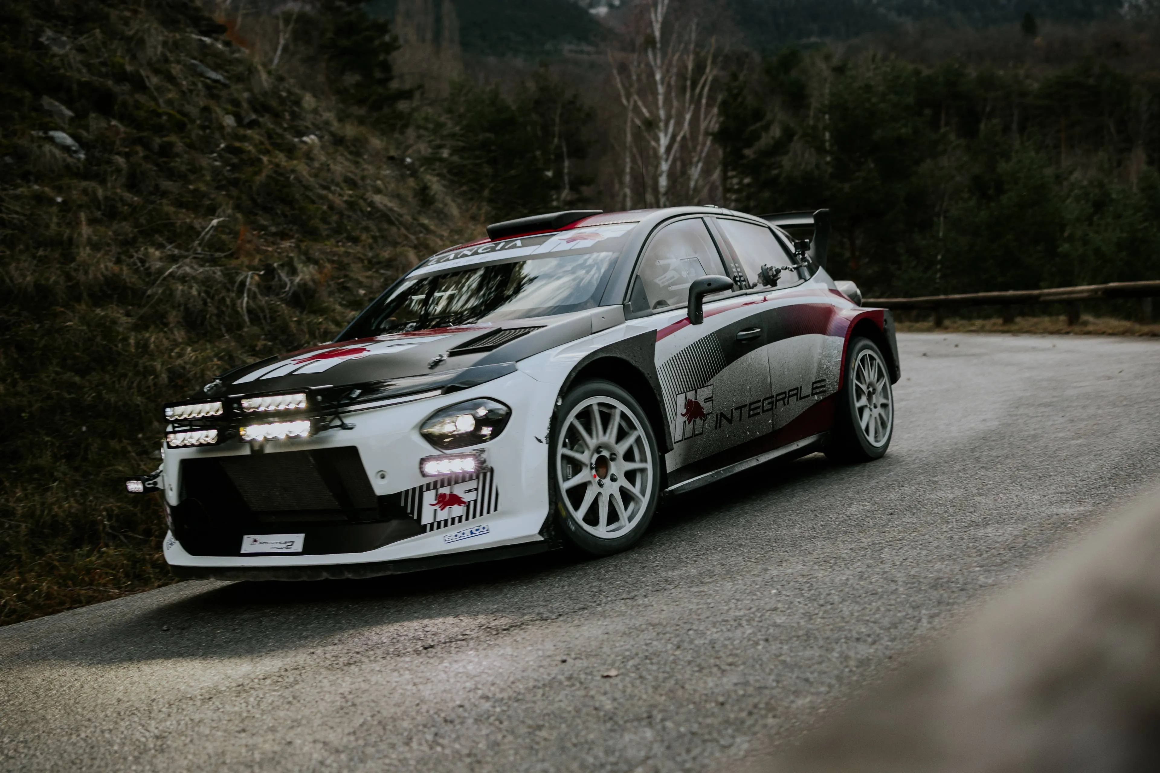 La Lancia Ypsilon Rally HF Integrale che percorre le strade del rally di montecarlo con a bordo Yohan Rossel