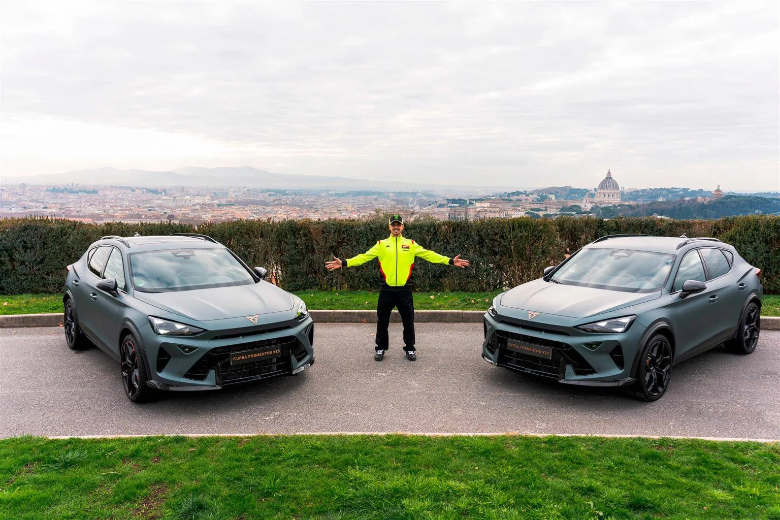 Pilota del Team VR46 con due Formentor VZ5 con lo sfondo della città