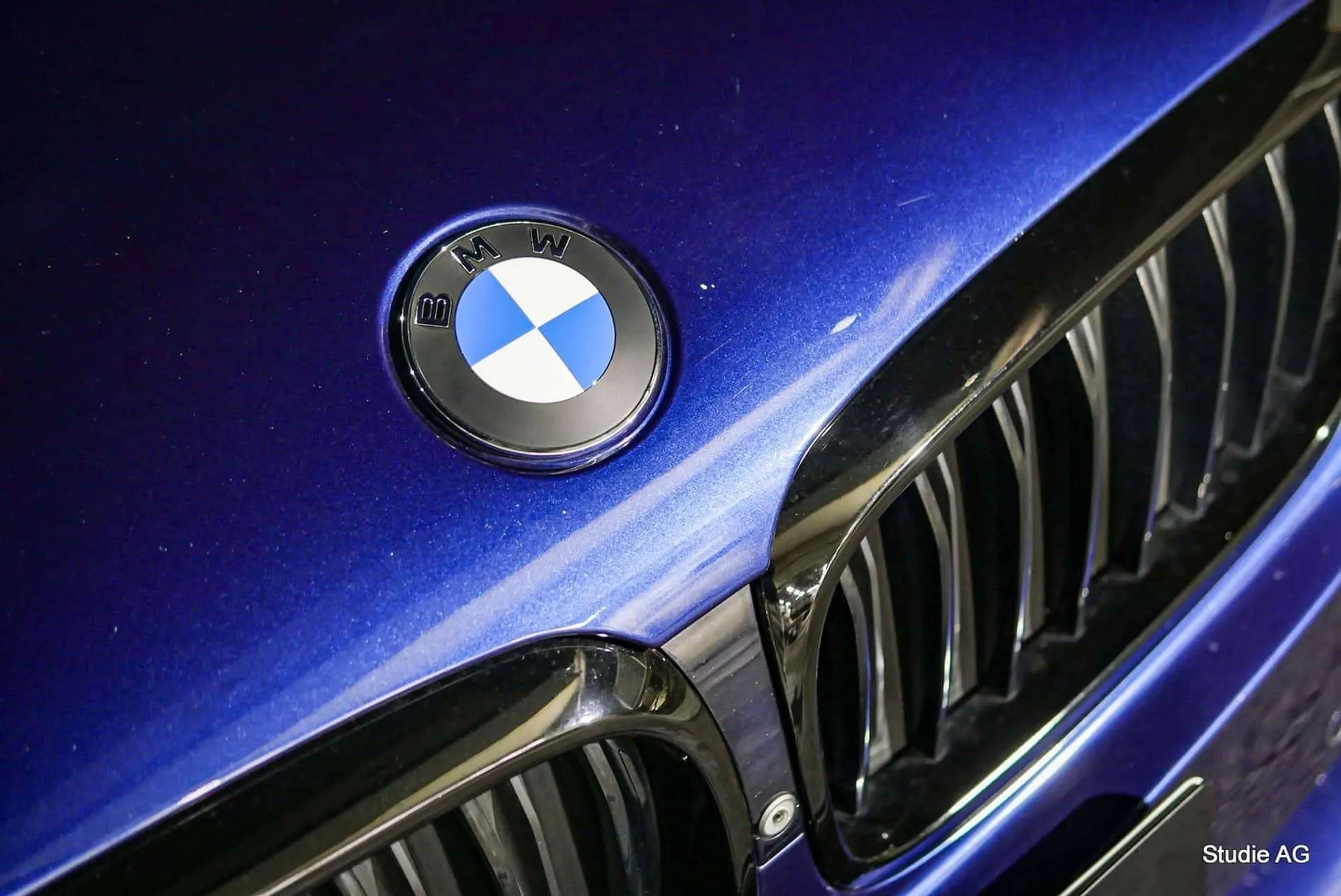 nuovo logo BMW su una vettura blu con il doppio rene in evidenz