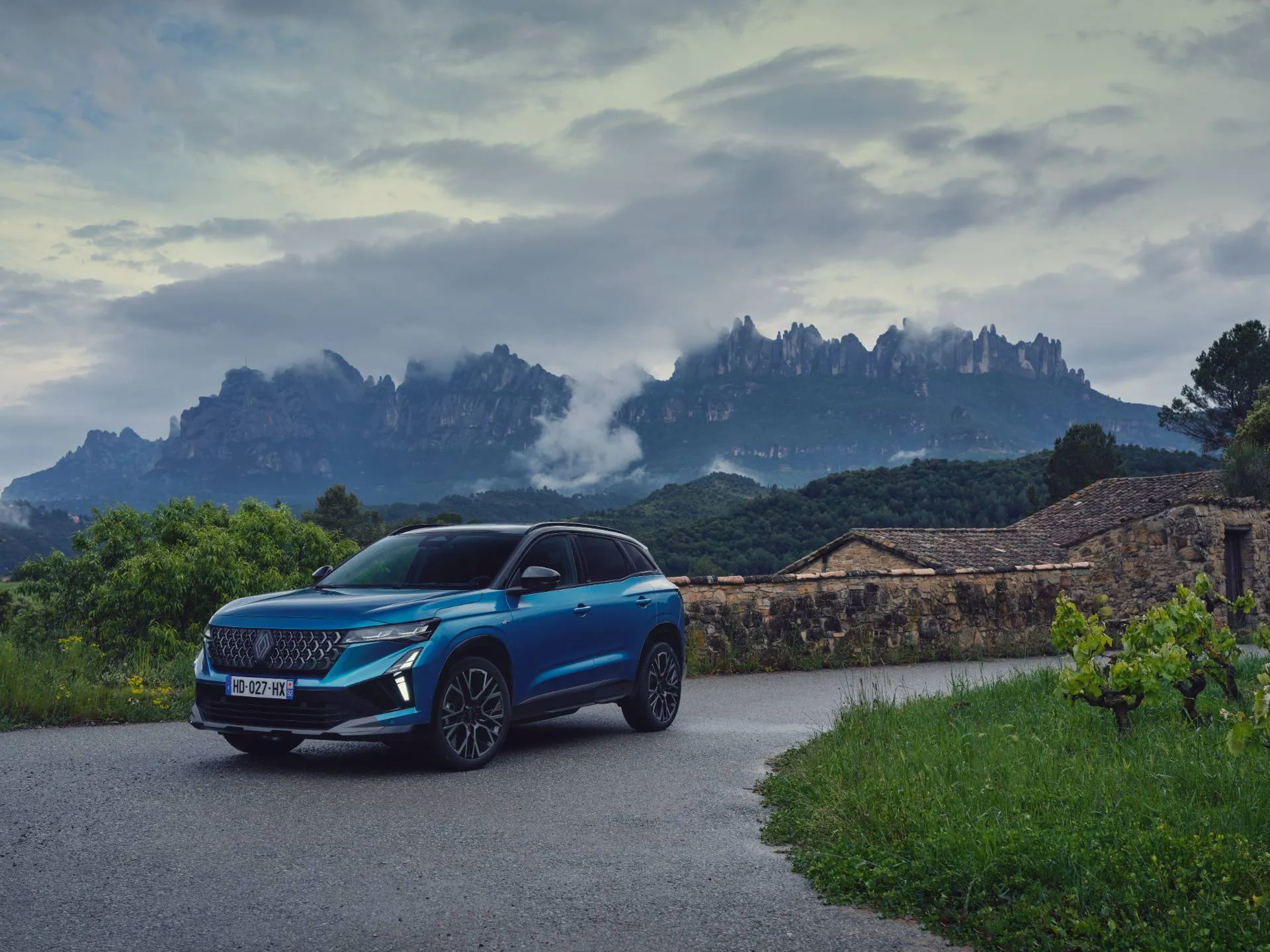 La nuova Renault Austral 2026 ripresa su una strada di montagna