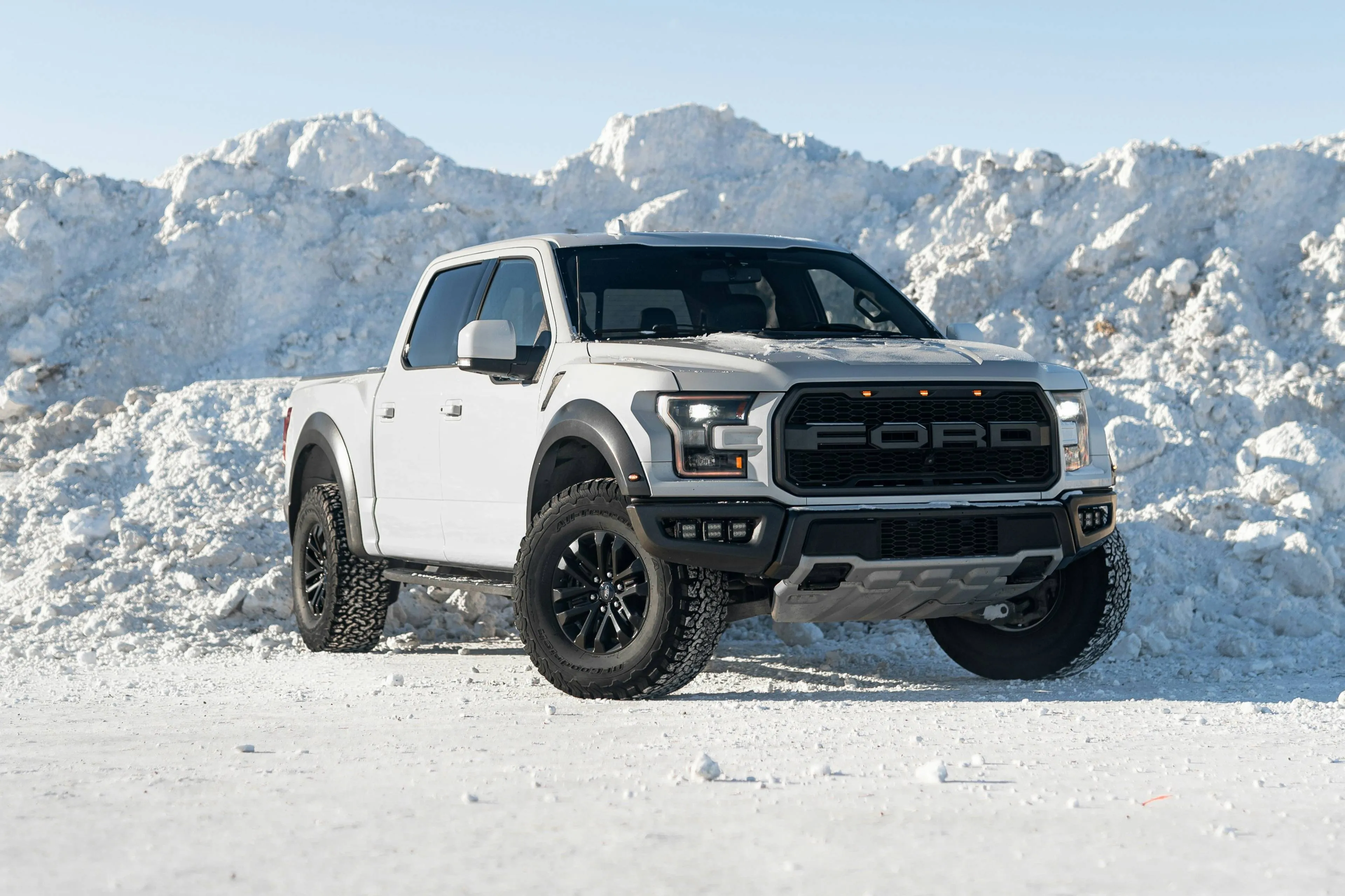 Pick-up di grandi dimensioni di colore bianco sulla neve con pneumatici invernali adatti all'offroad