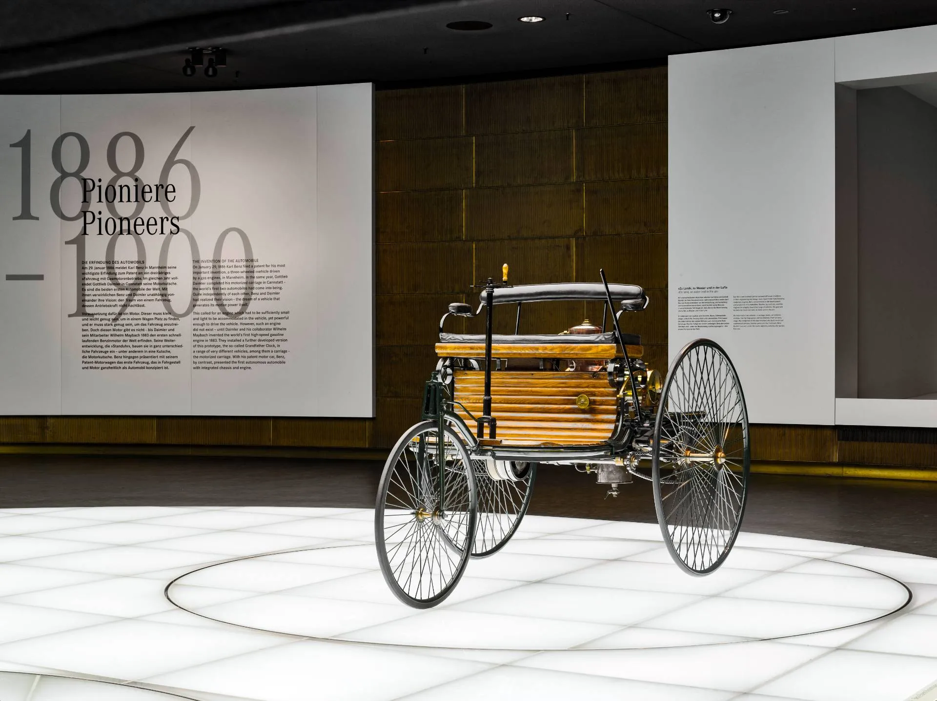 la motorwagen, prima auto al mondo presentata da mercedes nel 1886
