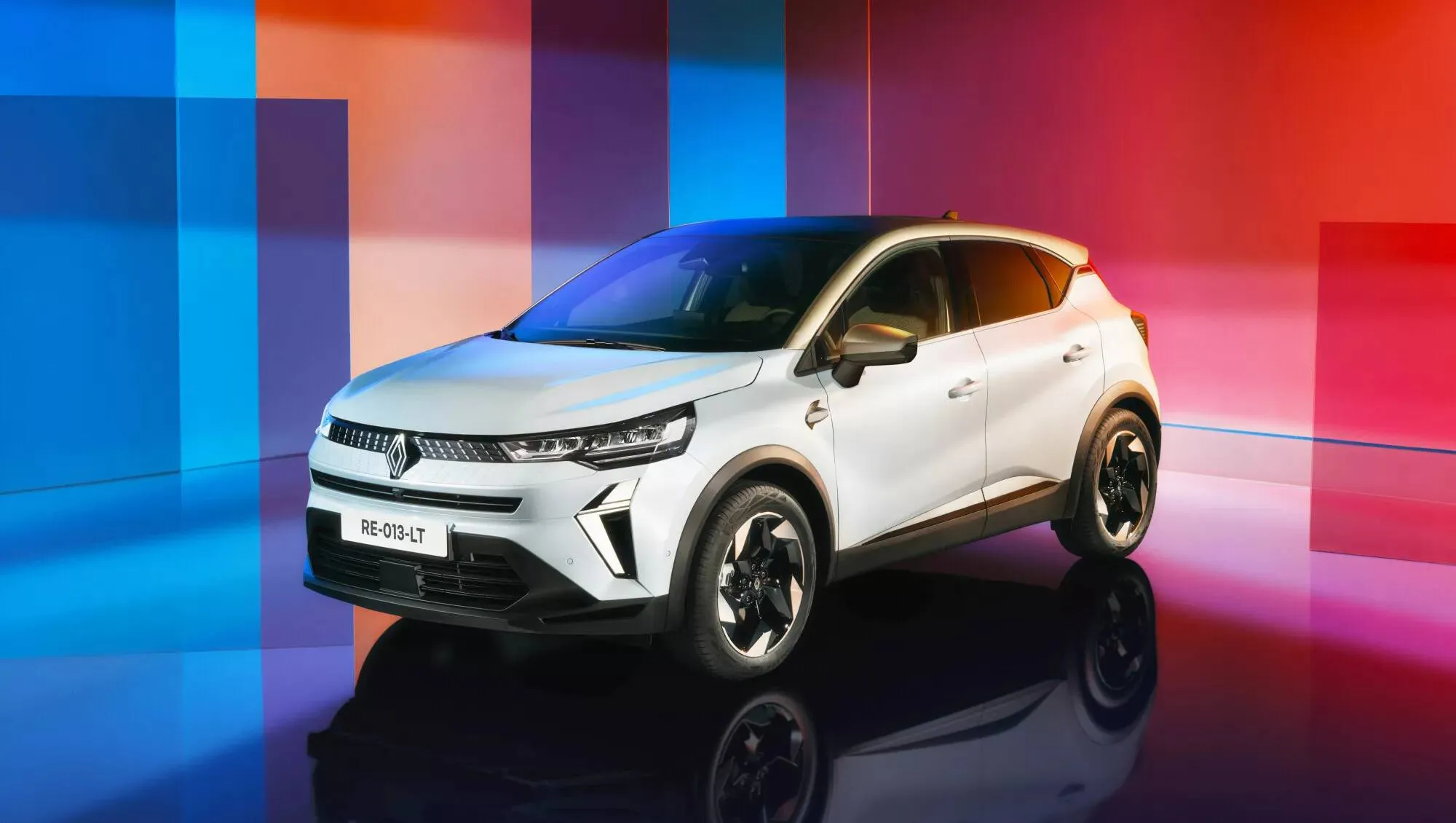 La renault captur eco-g di colore bianco con uno sfondo colorato