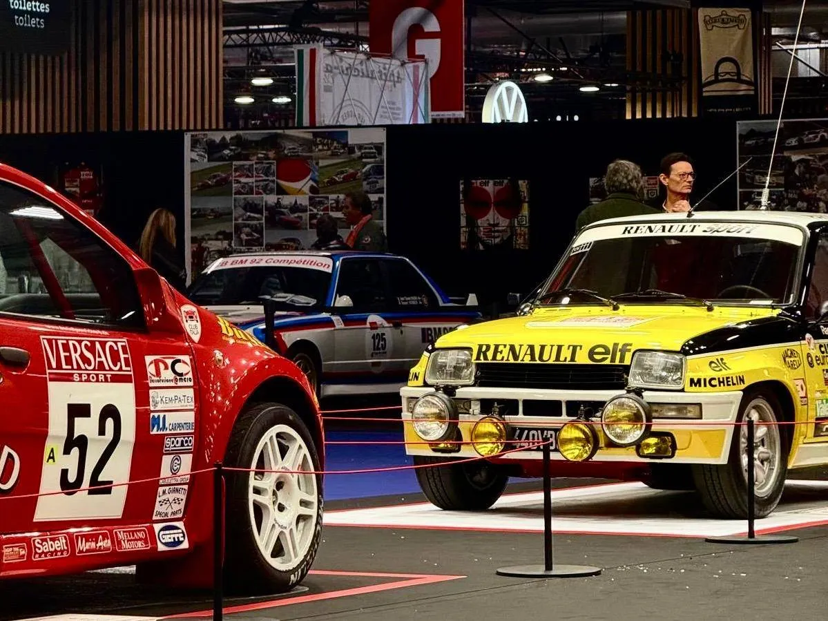 Retromobile fiera di parigi con auto storiche, una clio e una renault 5 d'epoca da rally