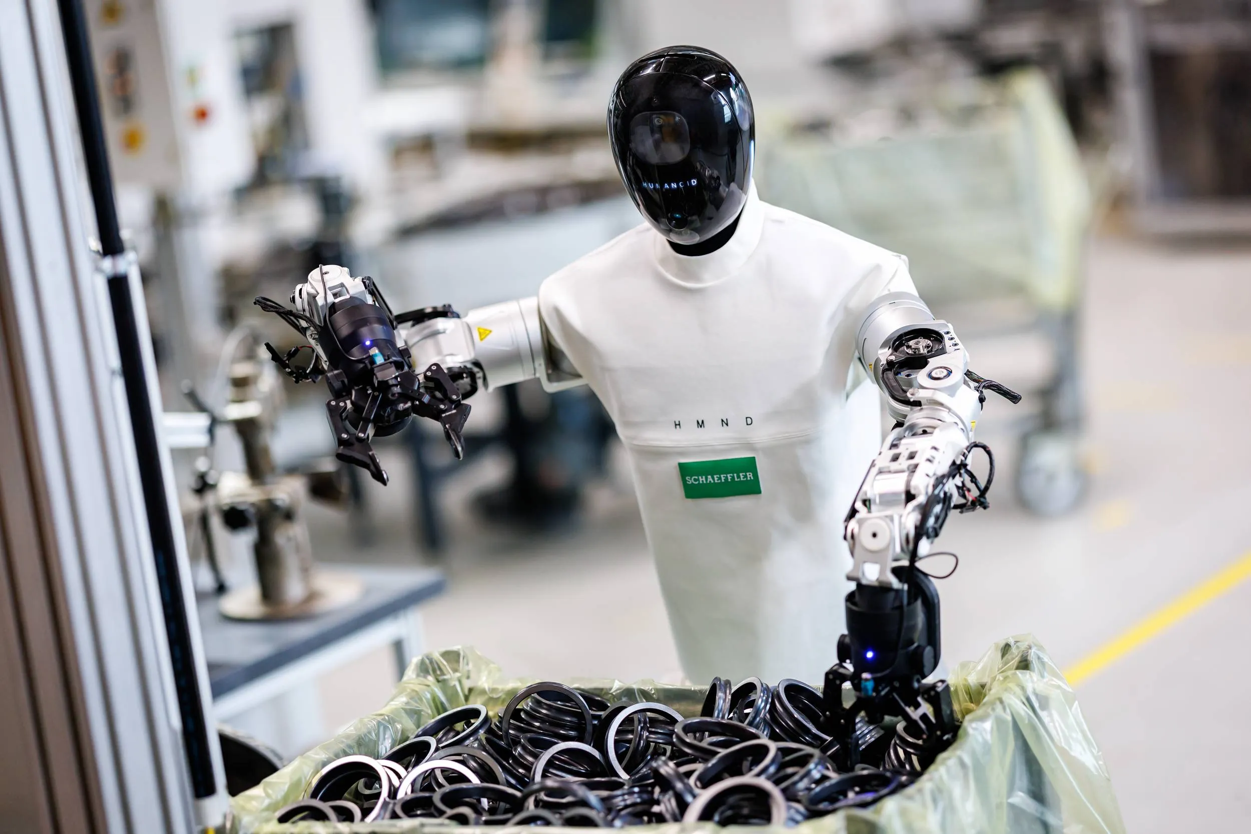 immagine del robot umanoide di schaeffler che lavora