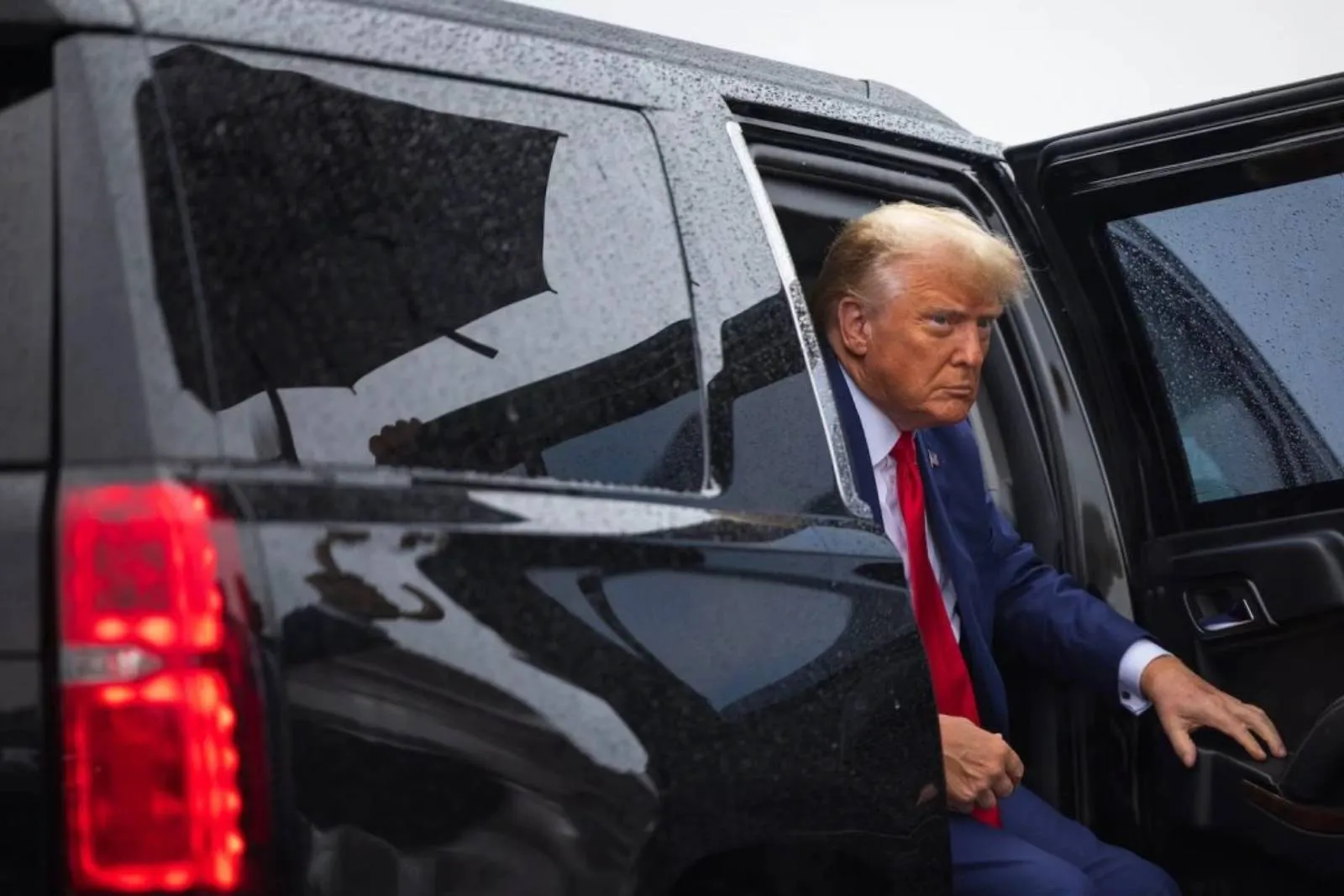 Donald Trump scende da un SUV blindato