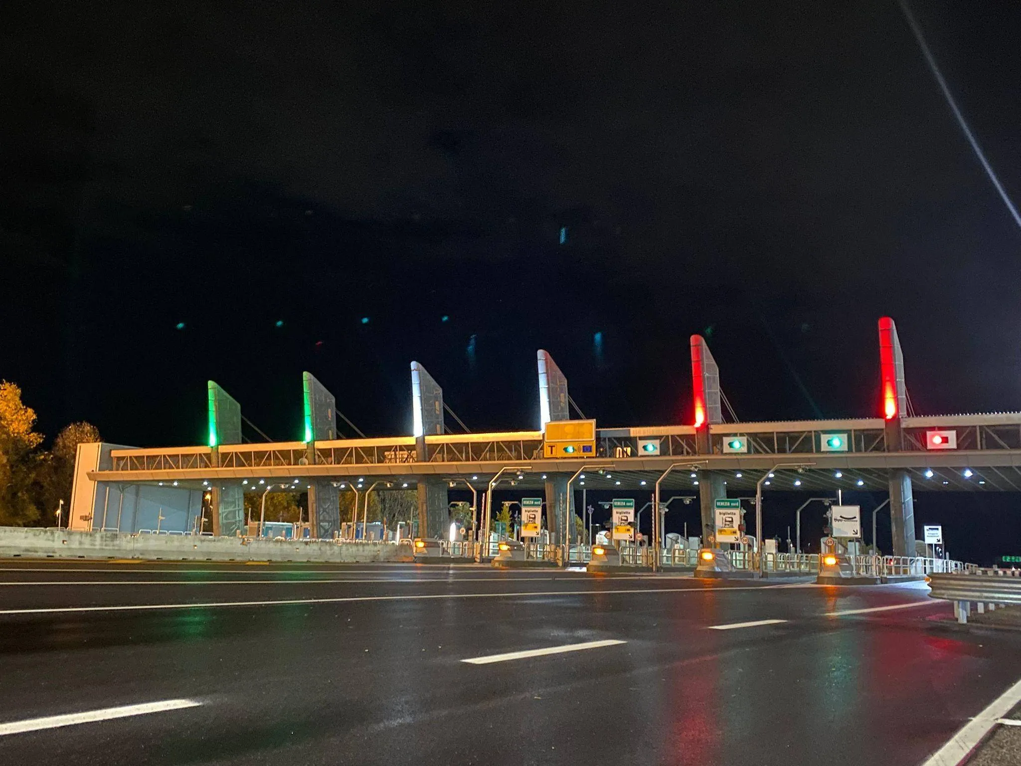 casello dell'autostrada di venezia nord con le luci tricolore per le olimpiadi di milano cortina