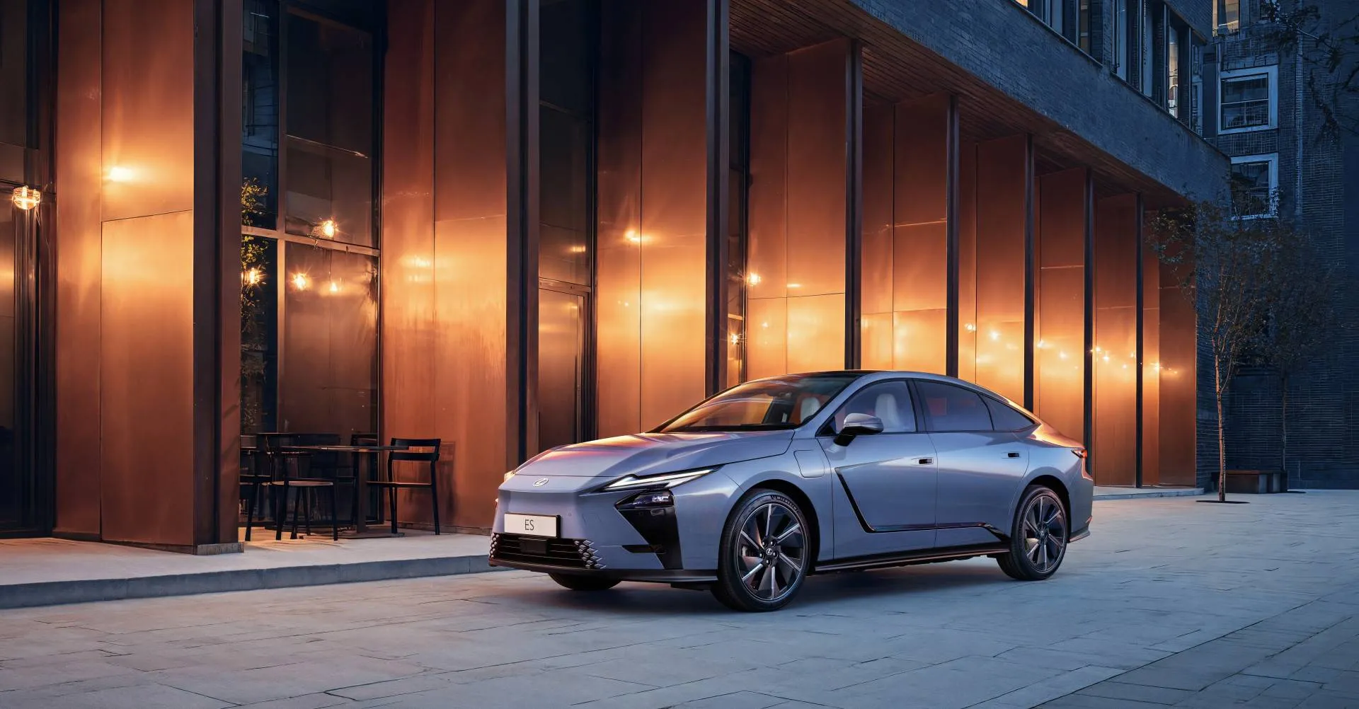 Design frontale della nuova Lexus ES 2026 elettrificata: evoluzione sportiva della calandra a clessidra e nuovi fari con firma luminosa a doppia L.