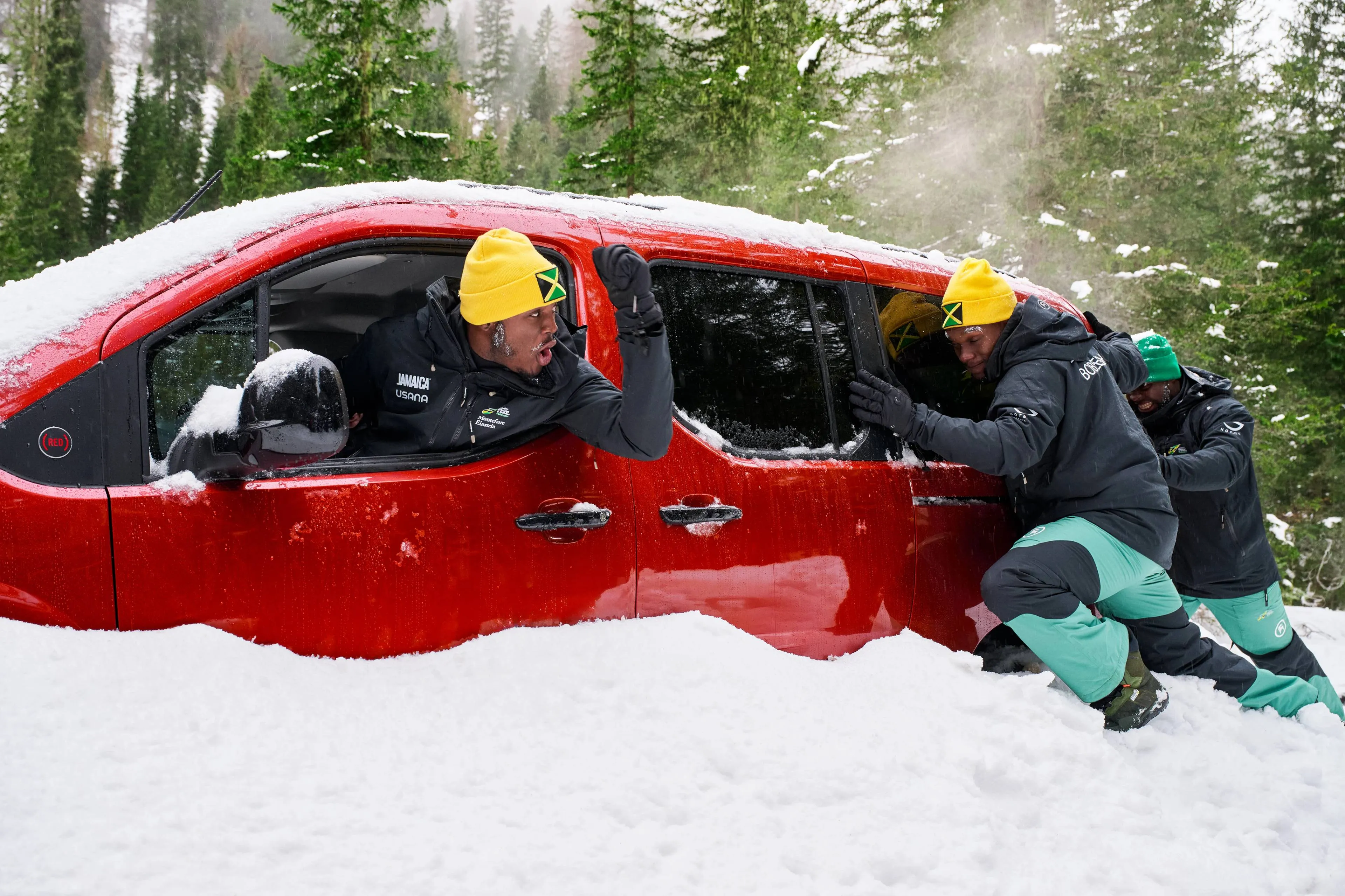 fiat cubo L con sopra i membri della nazionale jamaicana di bob e due che spingono nella neve il qubo L