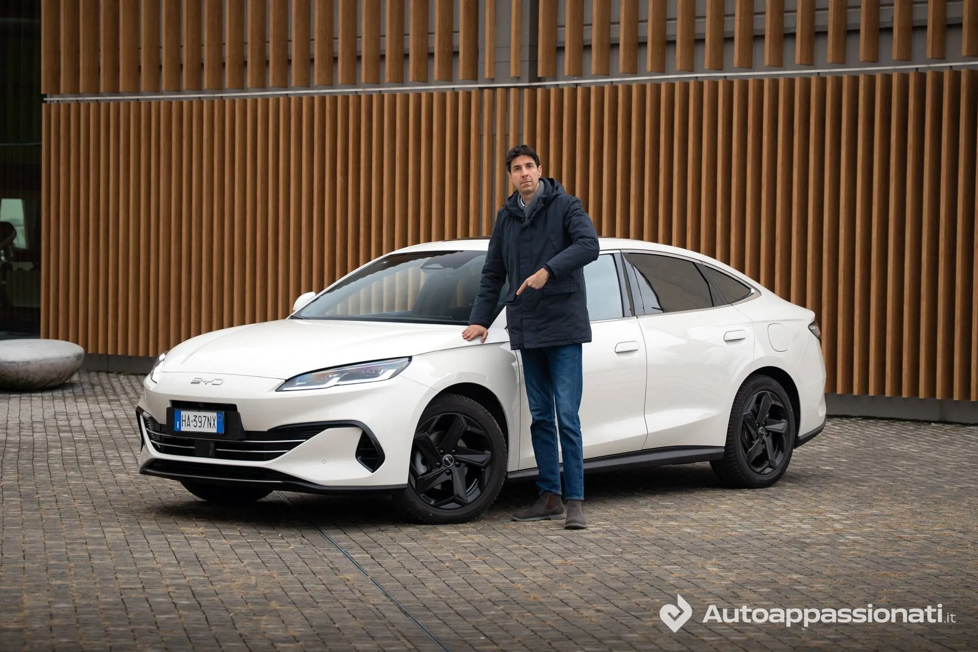 BYD-Seal-6-dm-i-bianca in posizione frontale tre quarti con federico ferrero davanti