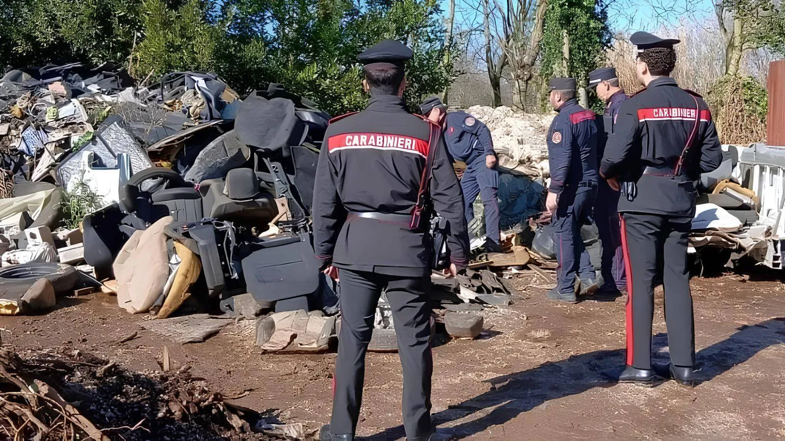 Carabinieri durante un'operazione di sequestro di una discarica abusiva piena di rifiuti speciali, tra cui carcasse di auto e pezzi di ricambi