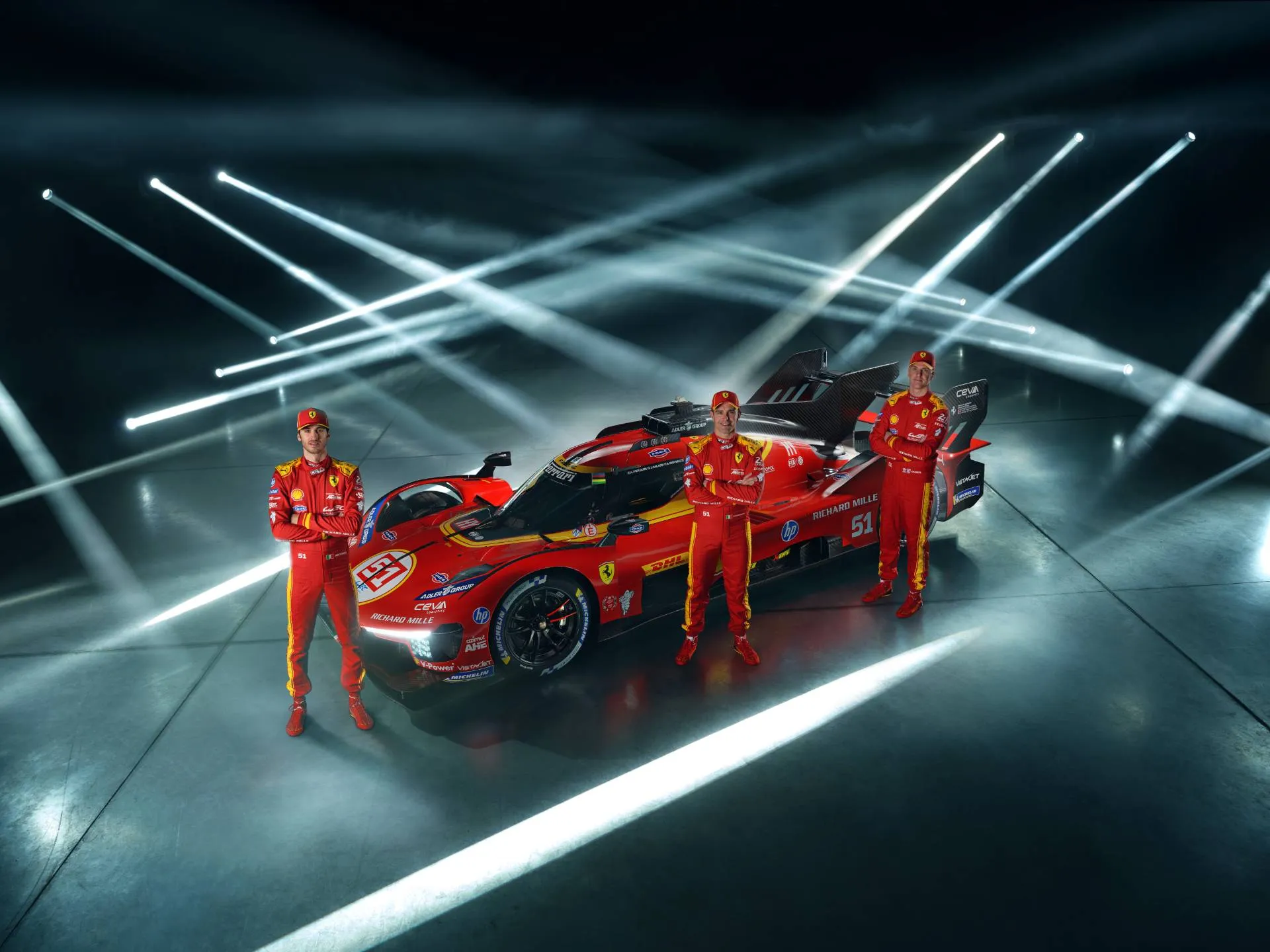 FERRARI_499P_2026 piloti davanti alla vettura rossa